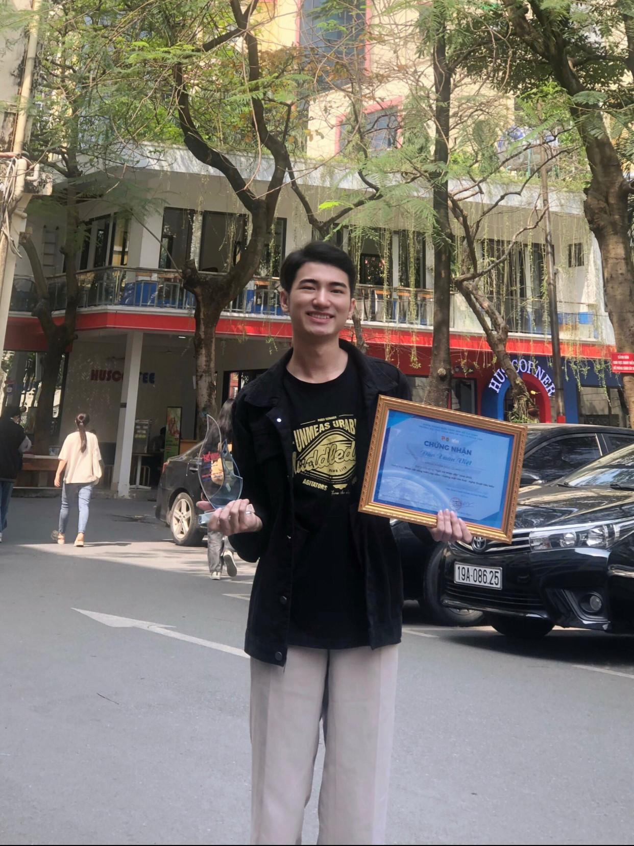 Xuân Việt nhận giấy khen "Tuổi trẻ Nhân văn" hạng mục "Nhân vật cống hiến của năm".