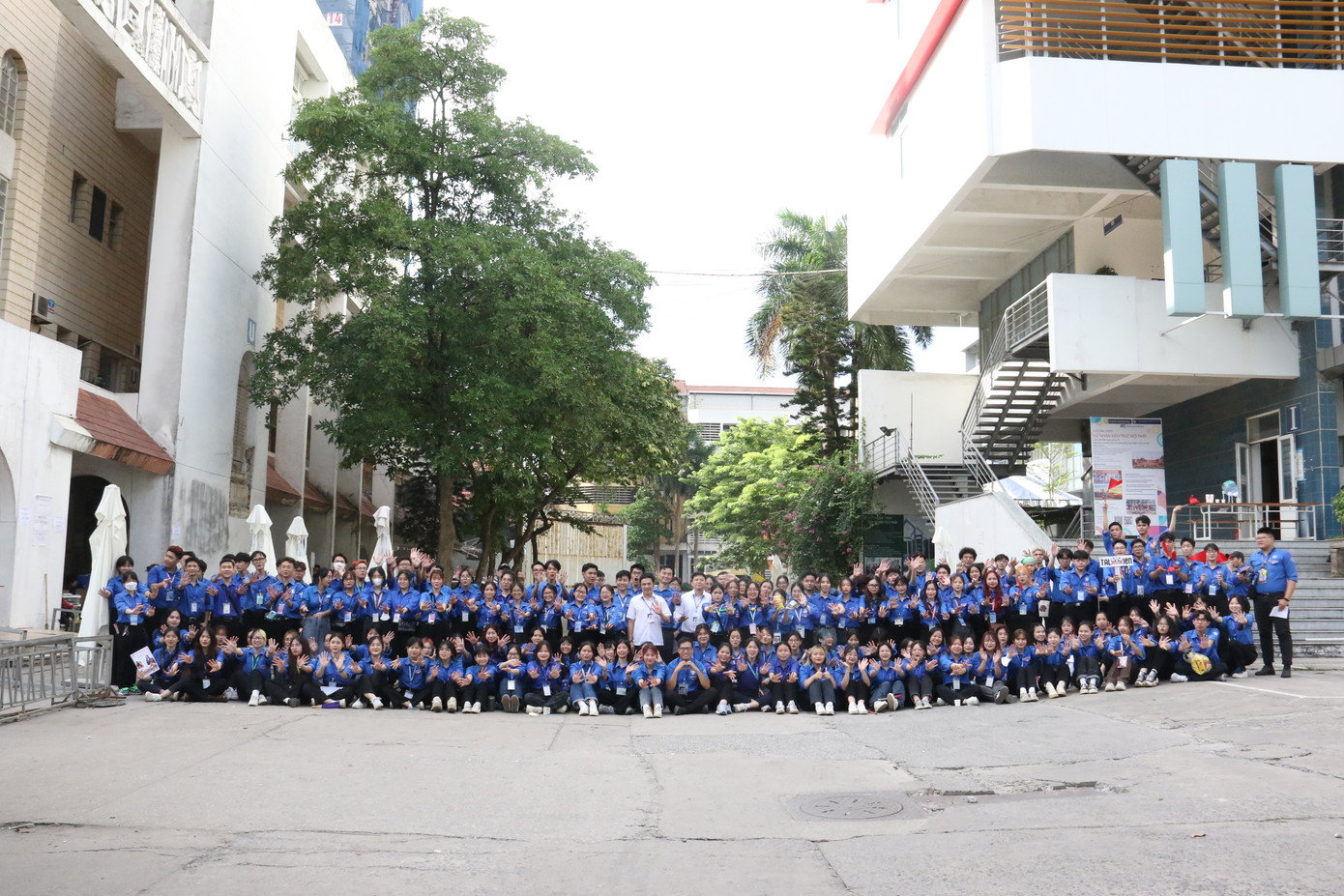 Tập thể tình nguyện viên "Tiếp sức mùa thi" hô khẩu hiệu chúc các sĩ tử thi tốt.