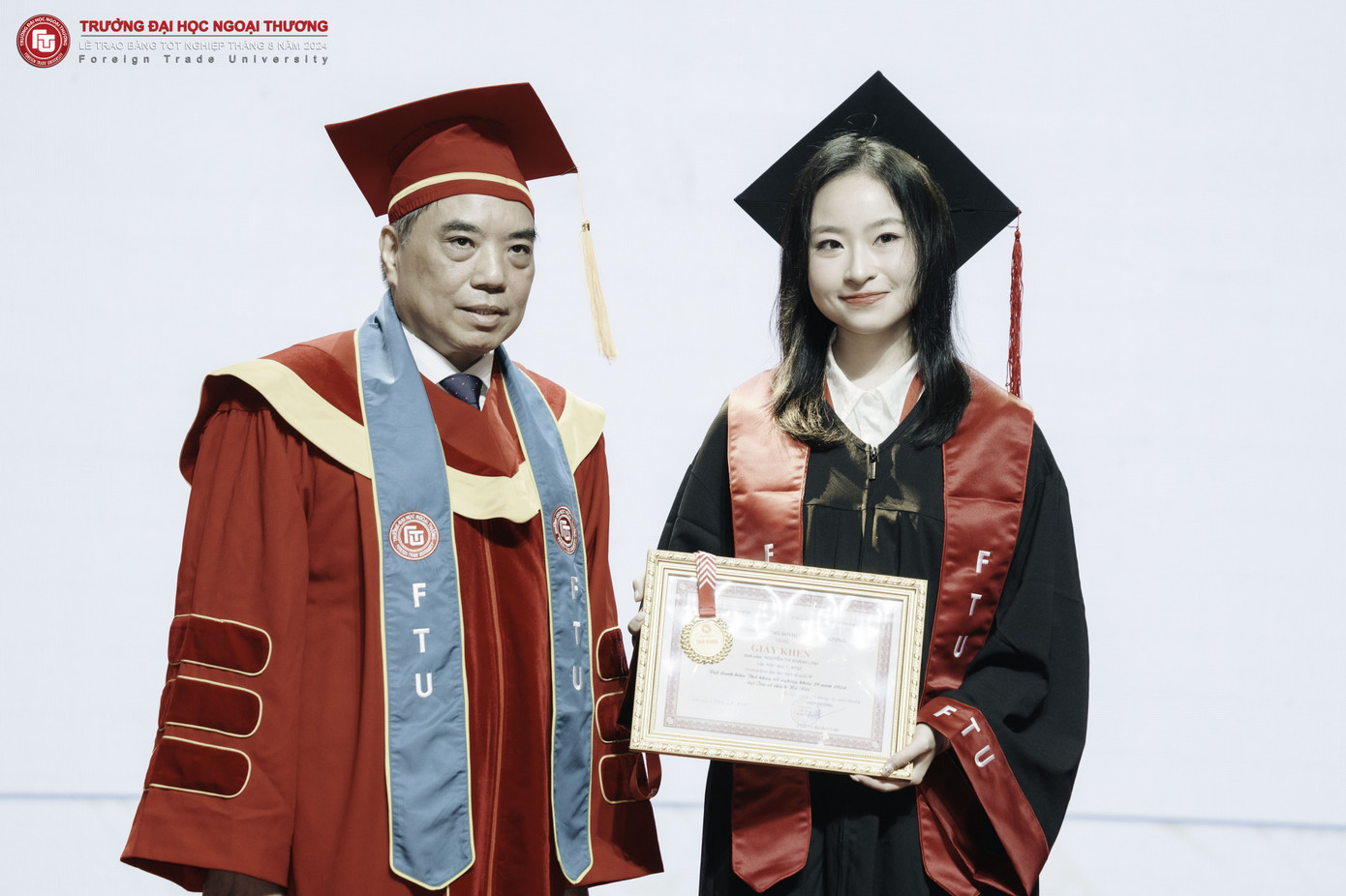 Khánh Linh nhận bằng khen từ PGS.TS Bùi Anh Tuấn - Hiệu trưởng Trường Đại học Ngoại thương. Khánh Linh nhận bằng khen từ PGS.TS Bùi Anh Tuấn - Hiệu trưởng Trường Đại học Ngoại thương.