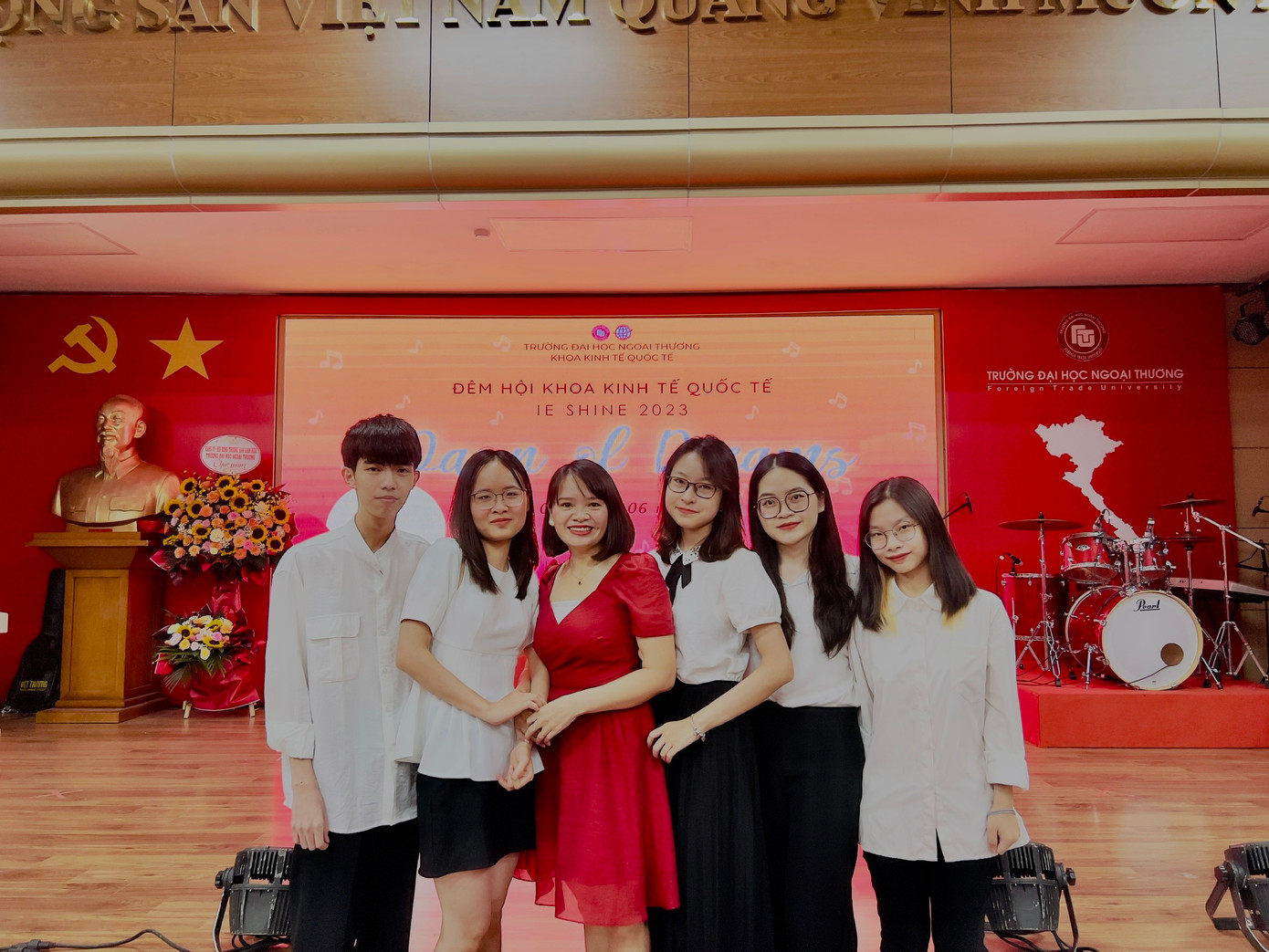 Khánh Linh nhận giải Nghiên cứu khoa học. Khánh Linh nhận giải Nghiên cứu khoa học.