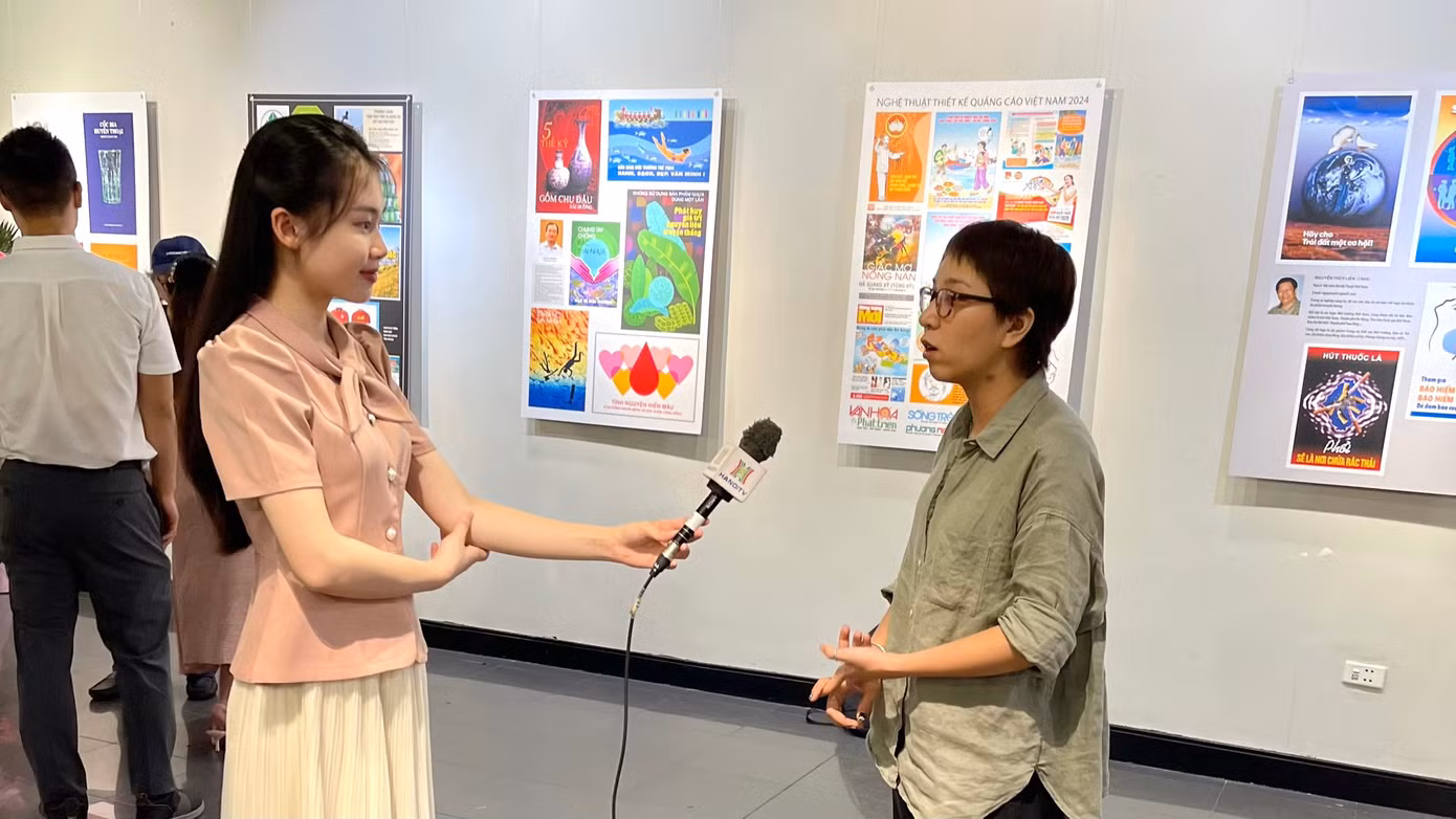 Phương Hoa tham gia công việc làm tin khi cộng tác tại Đài Phát thanh - Truyền hình Hà Nội.