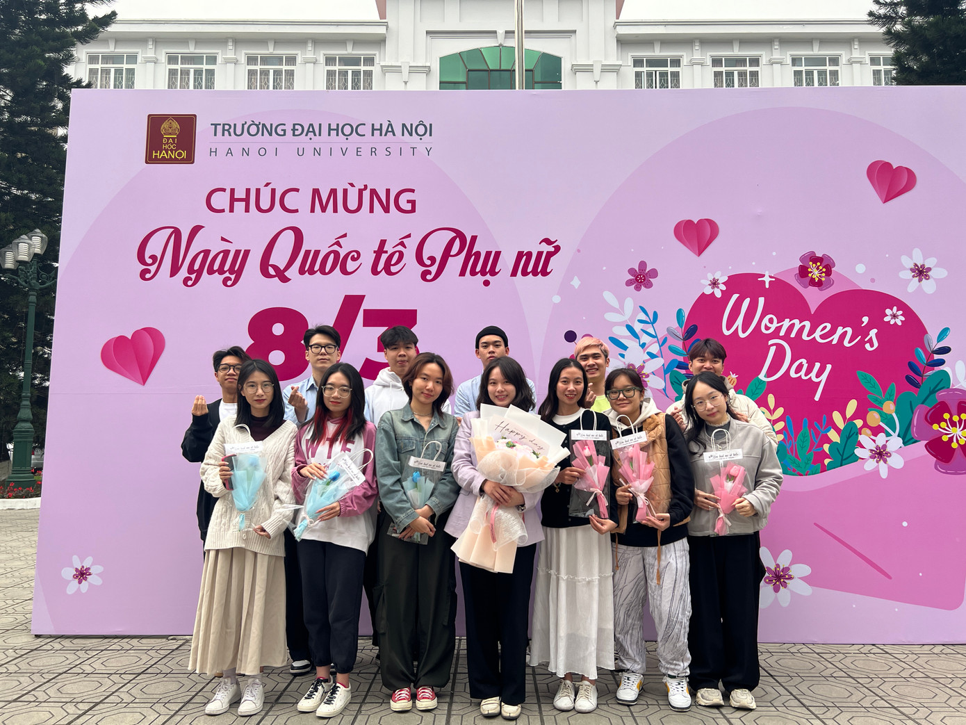 Doãn Kiên chụp ảnh kỷ niệm cùng cô giáo và các bạn học cùng lớp tiếng Ý tại Trường Đại học Hà Nội.