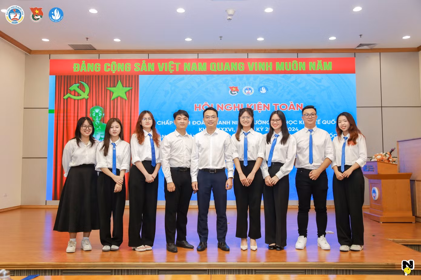 Đức Minh cùng các cán bộ Hội tại Hội nghị kiện toàn Ban Chấp hành Hội Sinh viên khóa XVIII 2023-2025.