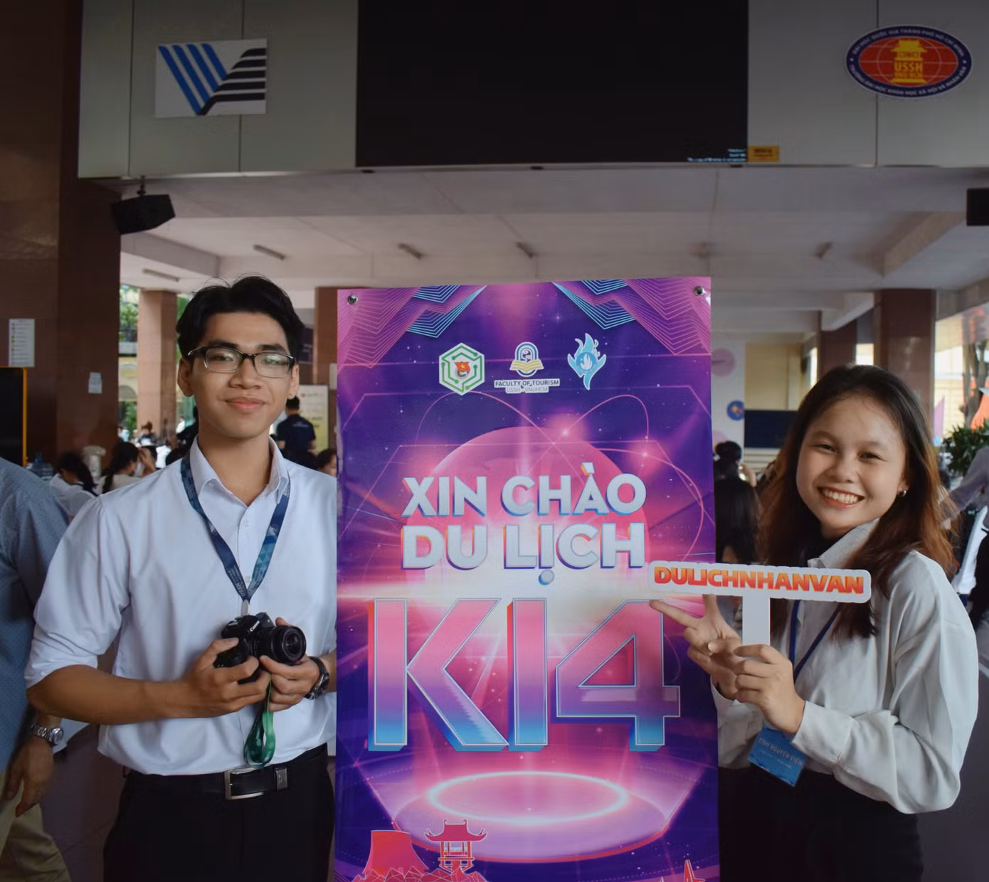 Thảo Nguyên tham gia chào đón các bạn tân sinh viên K14 của khoa Du lịch Trường Đại học Khoa học Xã hội và Nhân văn.