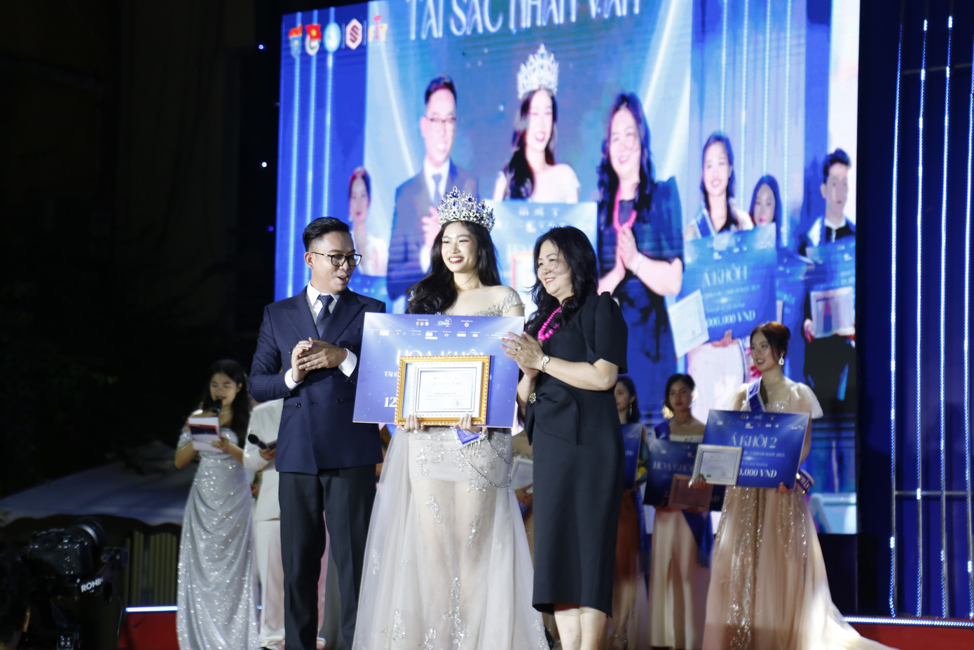 Ngân chính thức đăng quang ngôi vị Hoa khôi Trường Đại học Khoa học Xã hội và Nhân văn. Ngân chính thức đăng quang ngôi vị Hoa khôi Trường Đại học Khoa học Xã hội và Nhân văn.