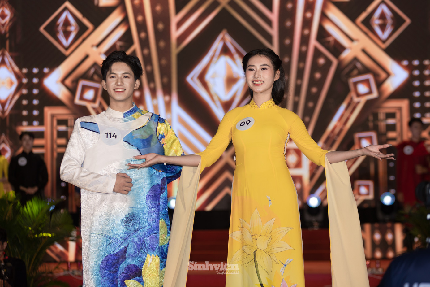 Hoa khôi Trâm Anh duyên dáng trong tà áo dài Việt Nam. Trong phần thi trình diễn áo dài, Trâm Anh và Tùng Sơn - Á vương 1 là cặp đôi gây ấn tượng đặc biệt với Ban Giám khảo và khán giả.