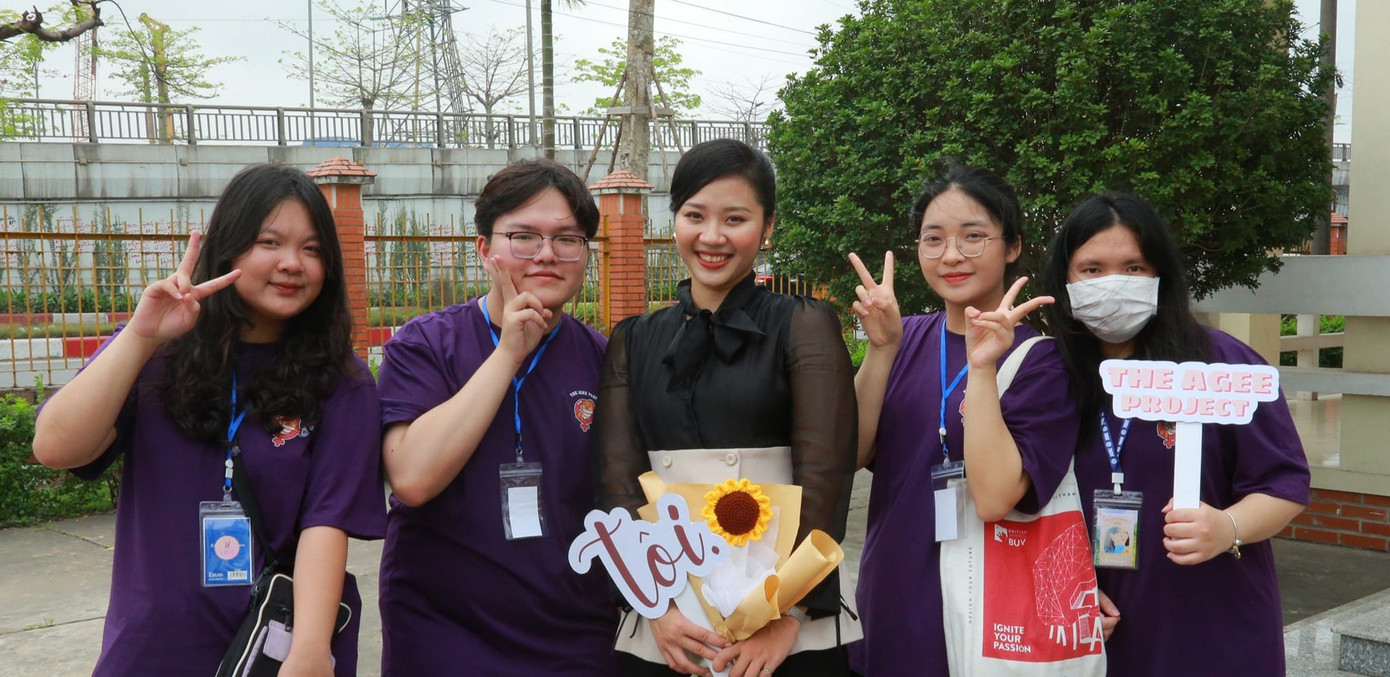 Cũng qua đây mà Tiến Dũng được gặp gỡ nhiều anh chị, bạn bè khắp nơi có chung mục tiêu và lý tưởng như mình, trong đó có các tiền bối tại khoa Luật Quốc tế - Học viện Ngoại giao, nơi mà cậu đang theo học; có những người trở thành bạn bè thân thiết của chàng trai cho tới thời điểm hiện tại. (Ảnh: NVCC)