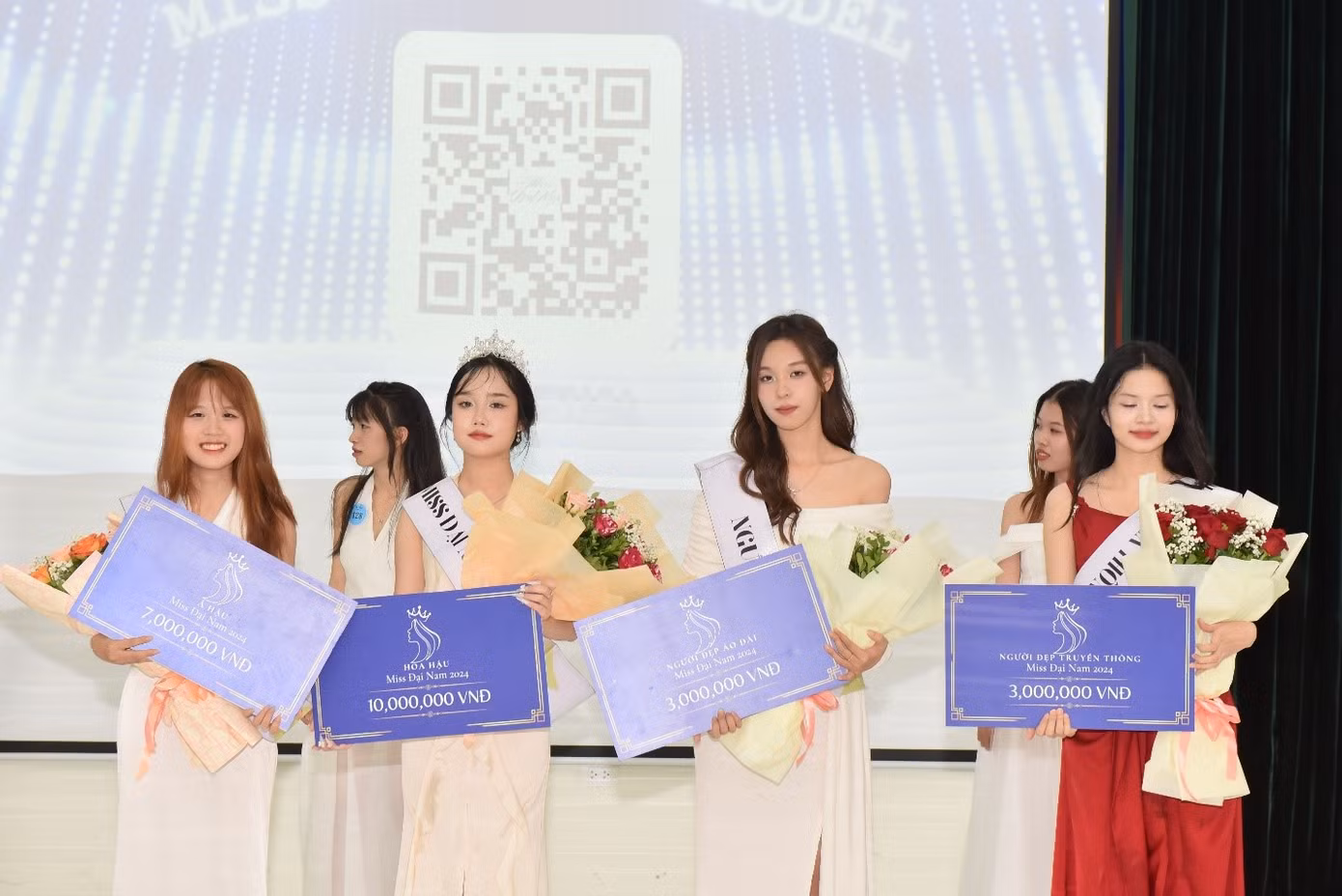 Sinh viên lớp QTDL 17-03 trong cuộc thi Miss Đại Nam.