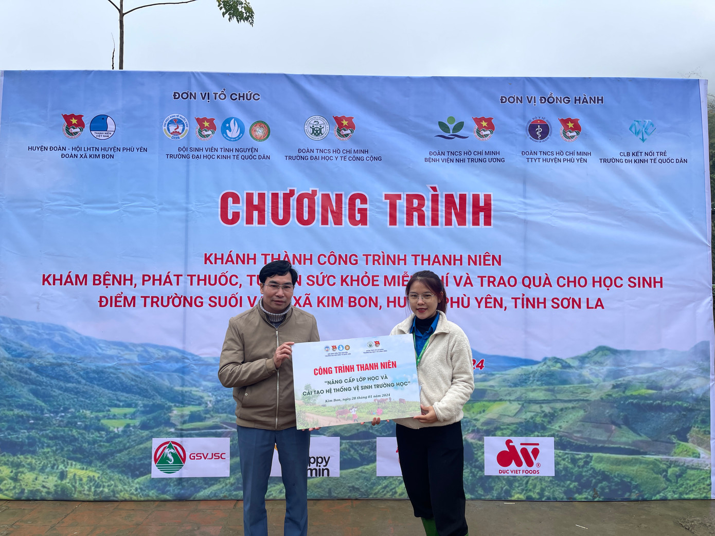 Chị Xuân Quỳnh trao tặng công trình Thanh niên thuộc đề án Ngôi trường hạnh phúc - Lớp học yêu thương cho Phó hiệu trưởng điểm trường Suối Vạch, xã Kim Bon, huyện Phù Yên, tỉnh Sơn La.