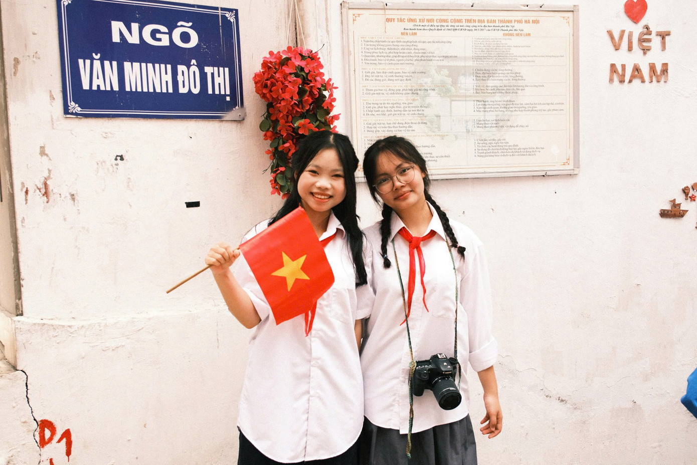 Bạn Bùi Thảo Nhi và Tạ Thanh Thảo học tại Trường THCS Xuân Phương (Quận Nam Từ Liêm) đi từ xa tới ngõ 150 Yên Phụ để chụp những bức ảnh đẹp mừng ngày 2/9. Bạn Bùi Thảo Nhi và Tạ Thanh Thảo học tại Trường THCS Xuân Phương (Quận Nam Từ Liêm) đi từ xa tới ngõ 150 Yên Phụ để chụp những bức ảnh đẹp mừng ngày 2/9.