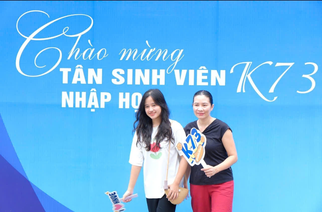 Hạnh Nguyên đầy phấn khởi trong buổi nhập học tại Trường Đại học Sư phạm Hà Nội.