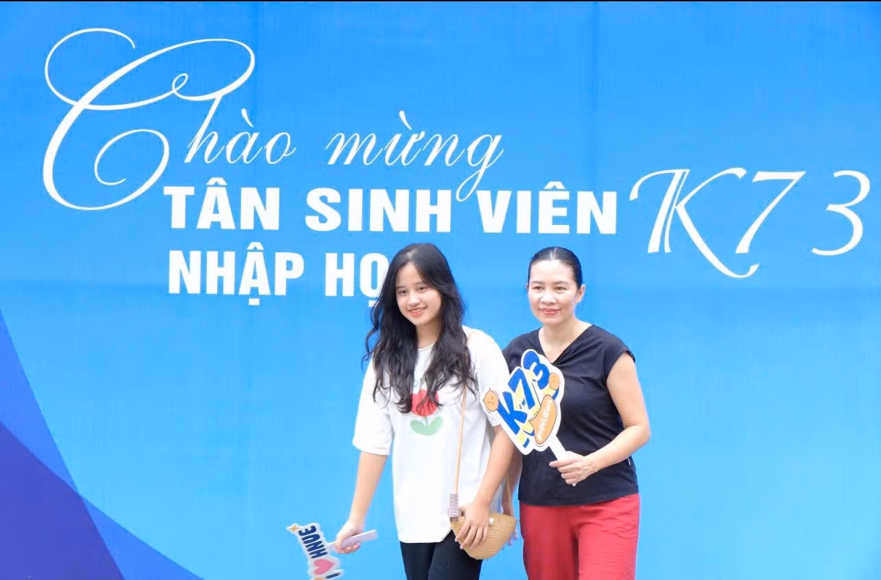 Hạnh Nguyên đầy phấn khởi trong buổi nhập học tại Trường Đại học Sư phạm Hà Nội.