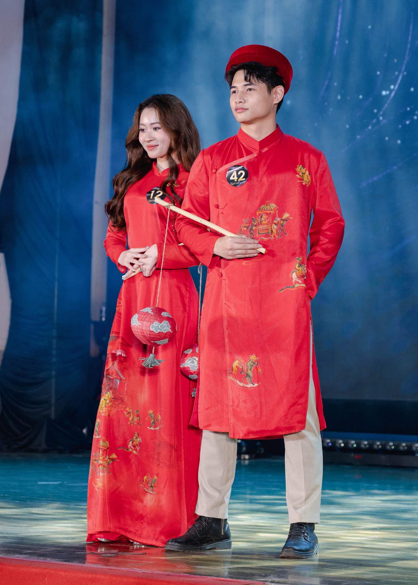 Các thí sinh mang những nét đặc trưng của văn hoá nhiều vùng miền trong phần thi trình diễn trang phục áo dài.