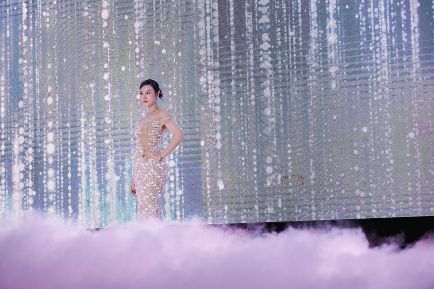 Á Hậu Huỳnh Phạm Thủy Tiên - Á Hậu 2 Hoa Hậu Hoàn Vũ Việt Nam 2022 catwalk thị phạm cho các thí sinh.