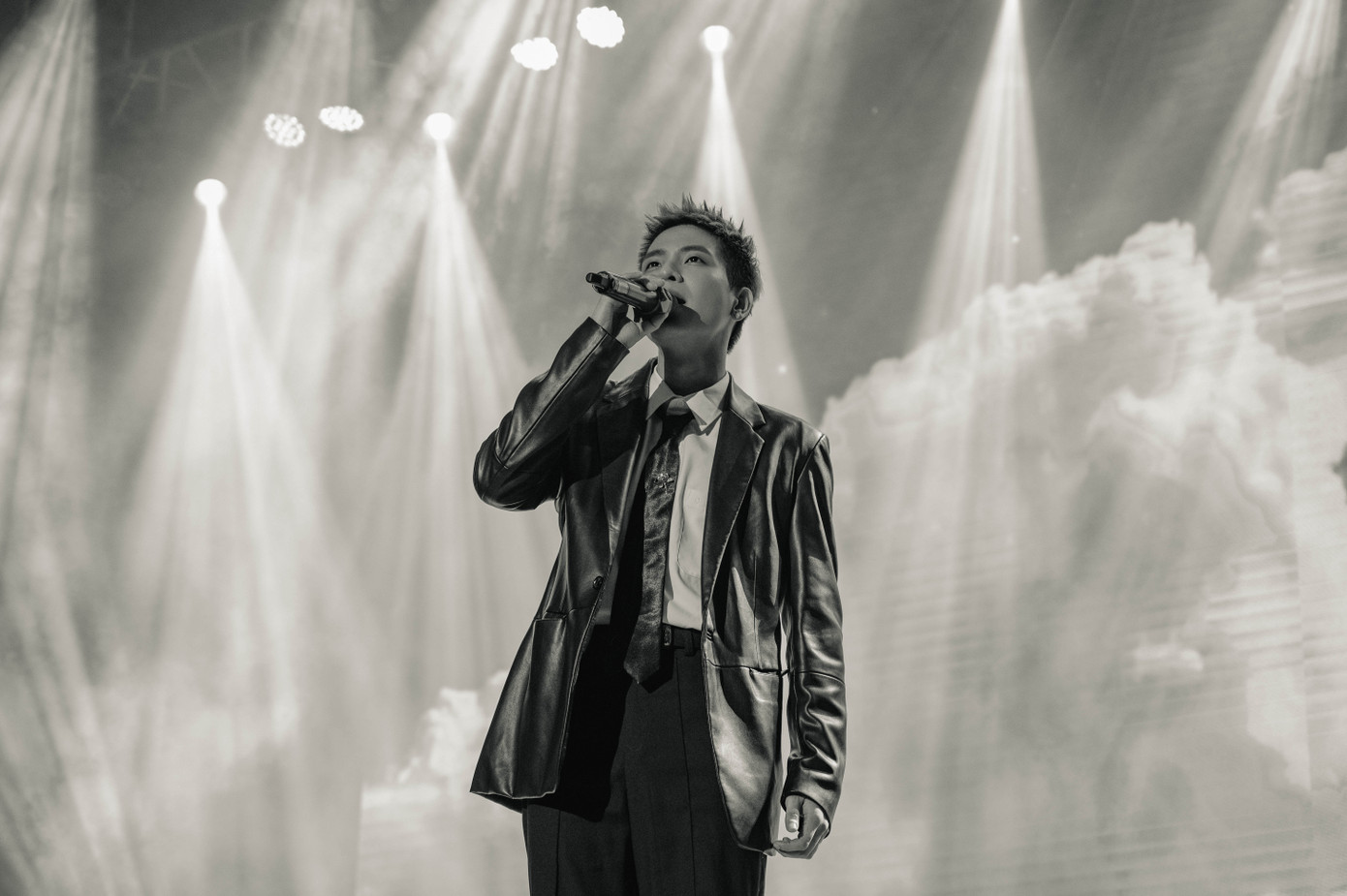 Ca sĩ Quân AP dành tặng 'Bông hoa đẹp nhất' cho các thí sinh đêm chung kết.