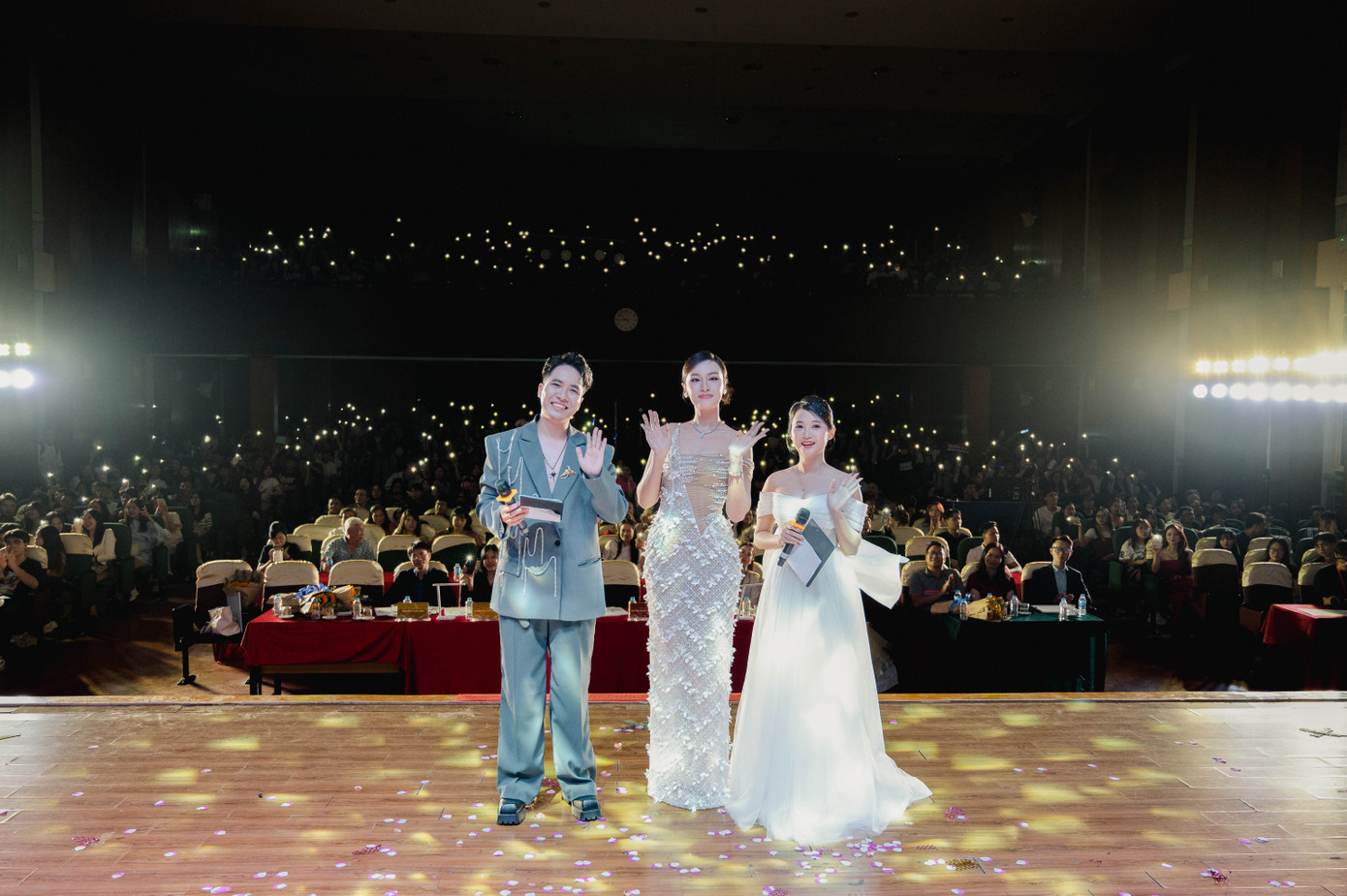 Á Hậu Huỳnh Phạm Thủy Tiên giao lưu cùng khán giả, sinh viên Trường Đại học Xây dựng Hà Nội.