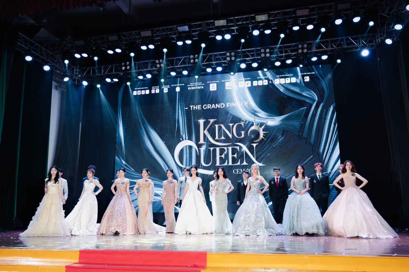 Top 20 thí sinh xuất sắc trong đêm chung kết bước vào phần thi 'Trình diễn trang phục dạ hội'.