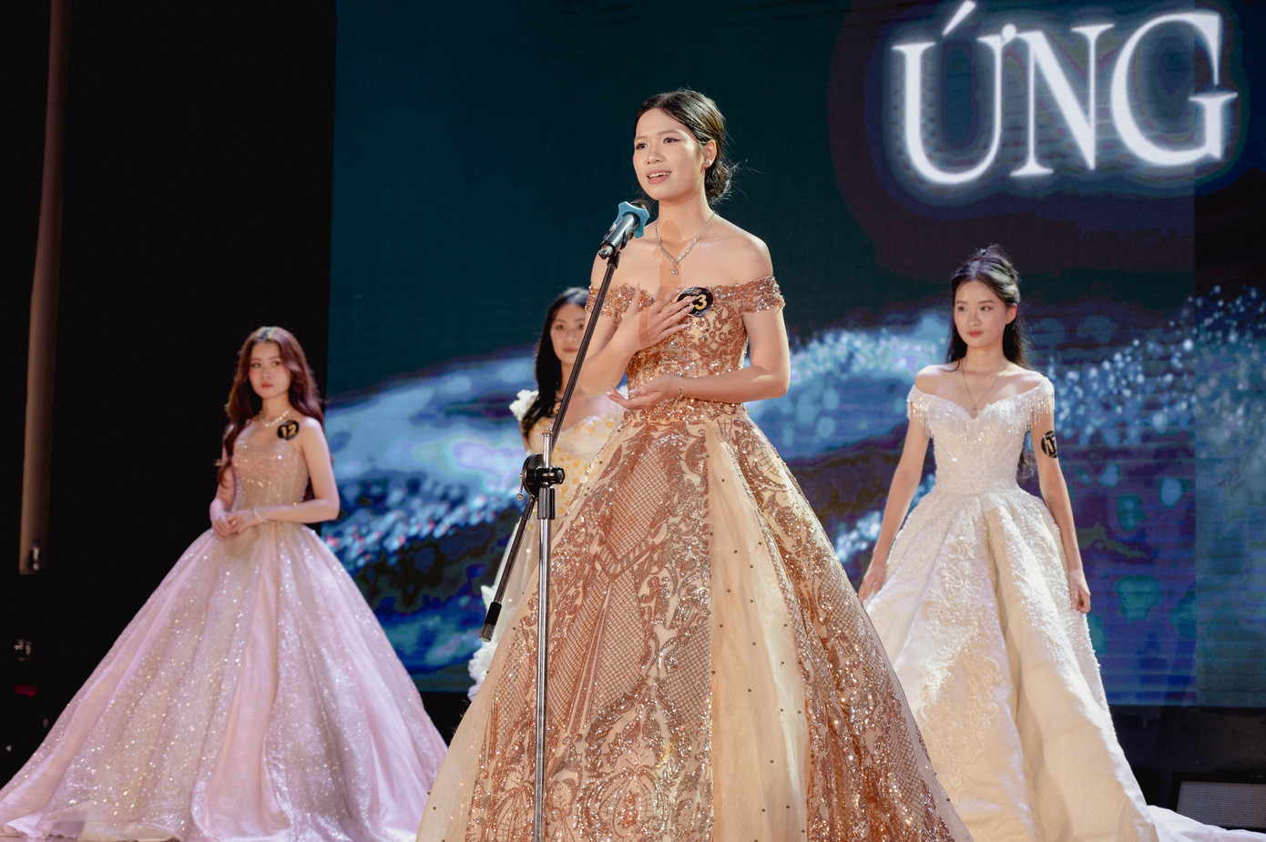 Các thí sinh trong top 8 thể hiện tư duy nhạy bén, thông minh trong phần thi 'Ứng xử'.