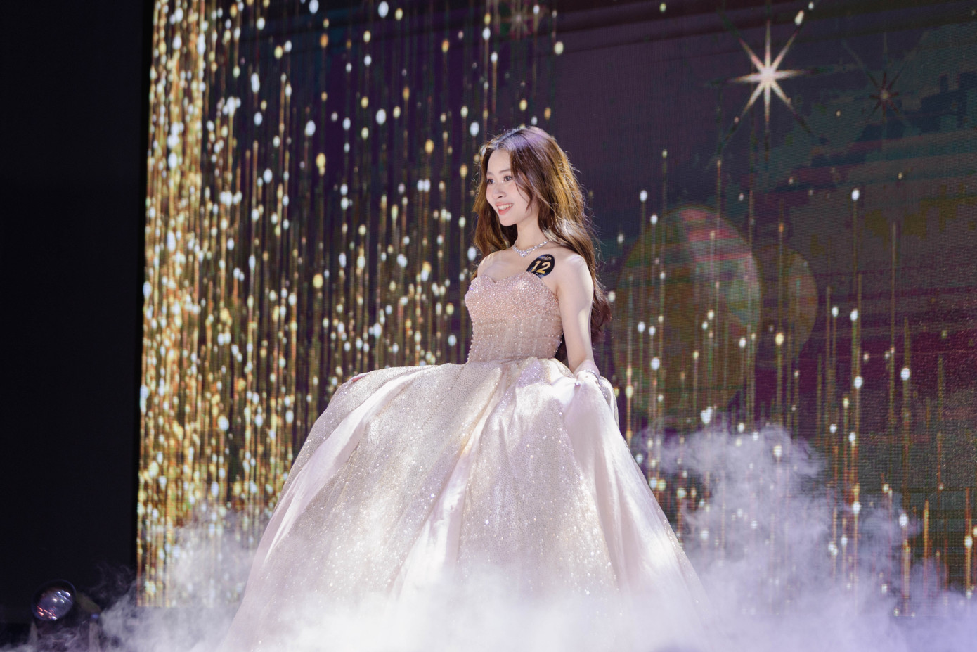 Các thí sinh rạng rỡ trên sân khấu CEM King and Queen 2024.