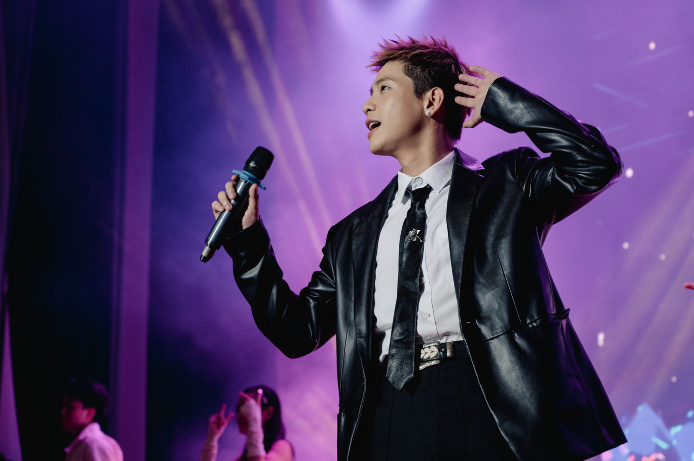 Ca sĩ Quân AP xuất hiện tại đêm chung kết CEM King and Queen 2024.