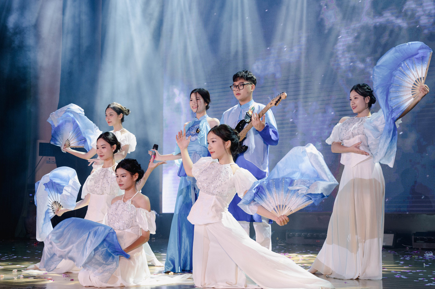 Trong phần thi 'Tài năng', các thí sinh khiến Ban Giám khảo và khán giả trầm trồ với những màn trình diễn mãn nhãn, đa dạng loại hình nghệ thuật.