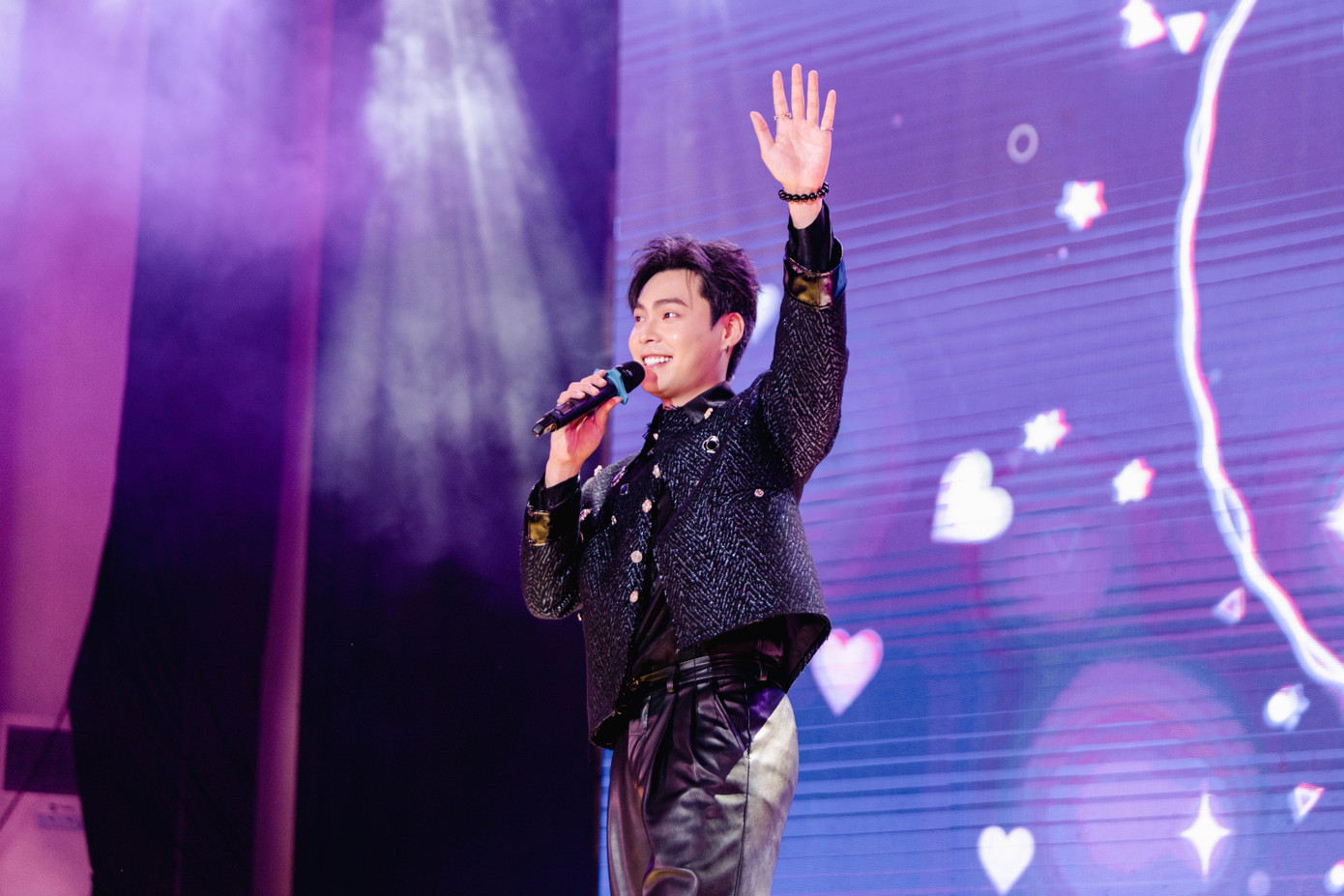 Ca sĩ Mr. B khuấy động sân khấu CEM King and Queen 2024.