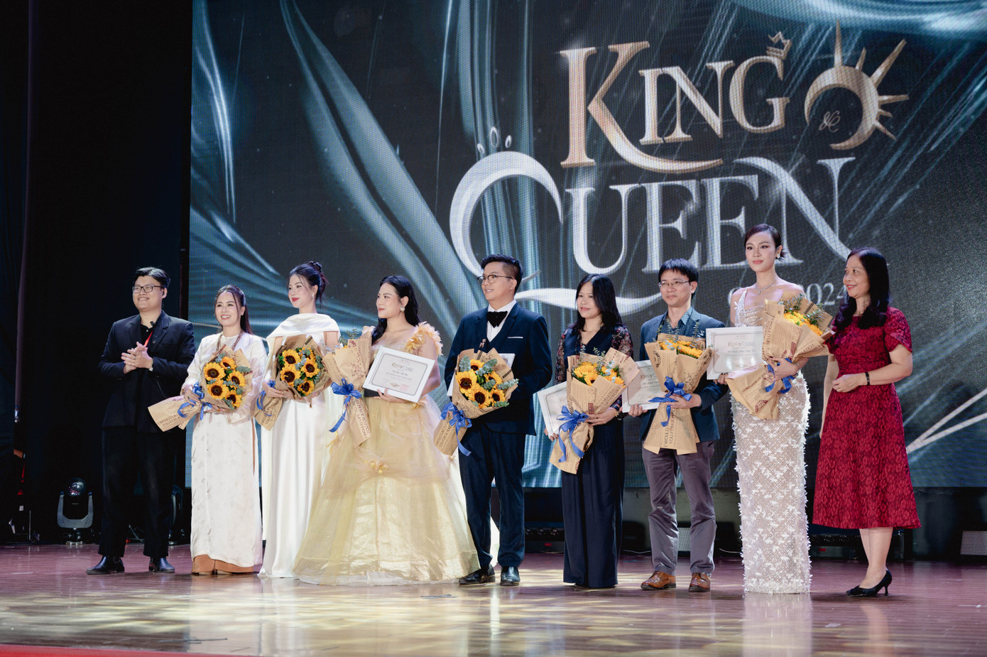 Đêm Chung kết CEM King and Queen 2024 có sự xuất hiện của đội ngũ Ban Giám khảo giàu kinh nghiệm và uy tín trong các cuộc thi sắc đẹp sinh viên: Á Hậu Huỳnh Phạm Thủy Tiên - Á Hậu 2 Hoa Hậu Hoàn Vũ Việt Nam 2022; nhà báo Nguyễn Tuấn Anh - Trưởng Ban Sinh viên, Báo Tiền Phong; ThS Đỗ Ngọc Sơn - Giám đốc Công ty TNHH Truyền thông và TMDV Sol Do; MC/BTV Mai Anh Thư - Truyền hình Nhân dân, Founder thương hiệu La Muse De Hanoi; MC/BTV Lê Thu Hòa - Đài PTTH Hà Nội; NTK Trần Hoa Linh - CEO thương hiệu áo dài cao cấp Link An; ThS Phạm Thị Thúy Hường - Phó phòng CTCT&amp;QLSV Trường Đại học Xây dựng Hà Nội.