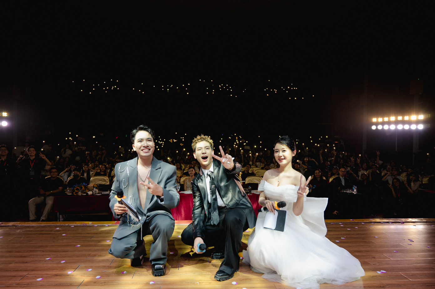 Ca sĩ Quân AP giao lưu cùng khán giả, sinh viên Trường Đại học Xây dựng Hà Nội.