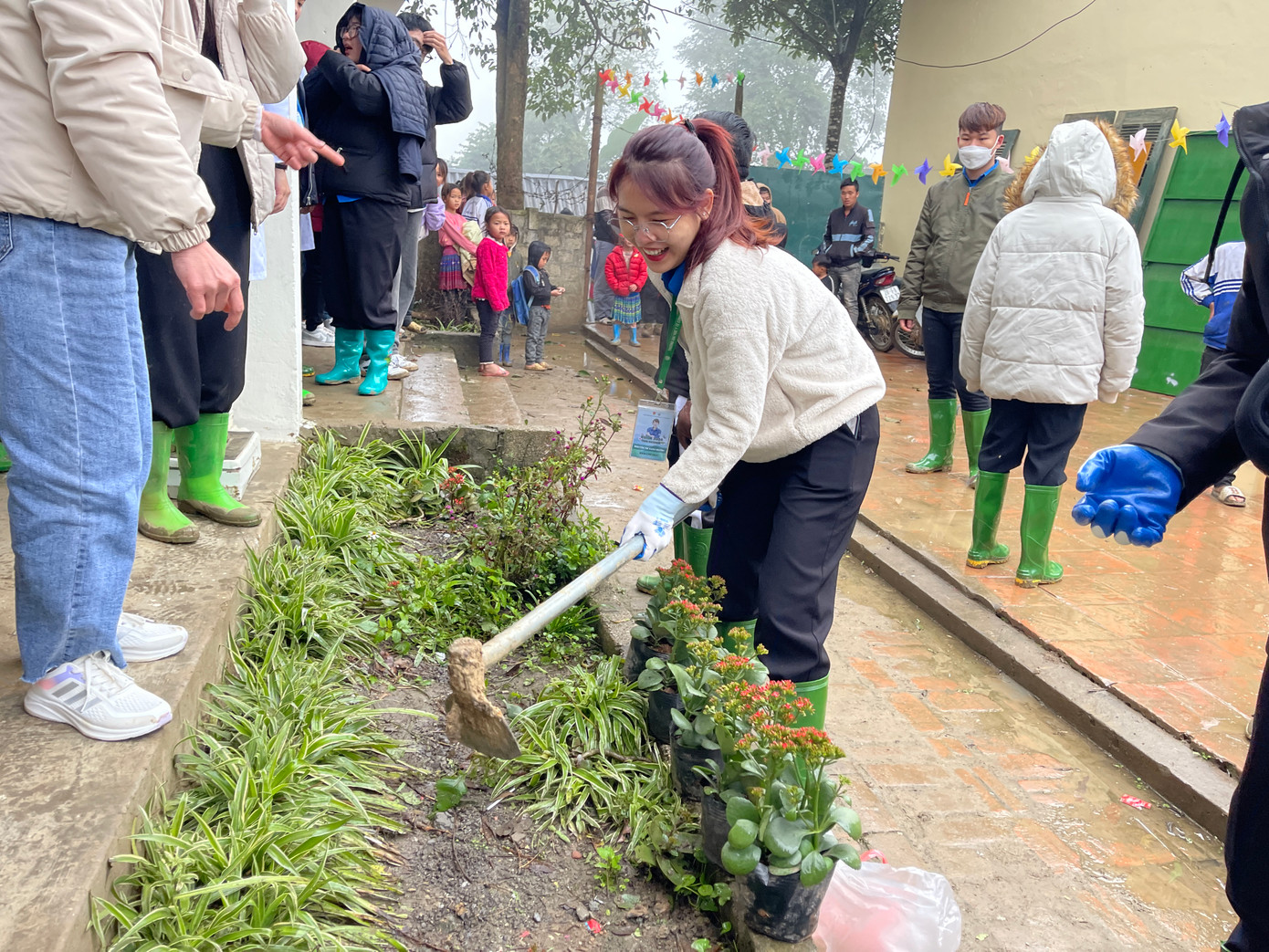 Chị Xuân Quỳnh đang tham gia một trong những hoạt động của đề án Ngôi trường hạnh phúc - Lớp học yêu thương.