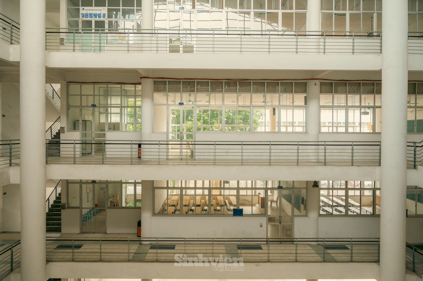 Giảng đường H2 ngập tràn ánh nắng. Giảng đường H2 ngập tràn ánh nắng.