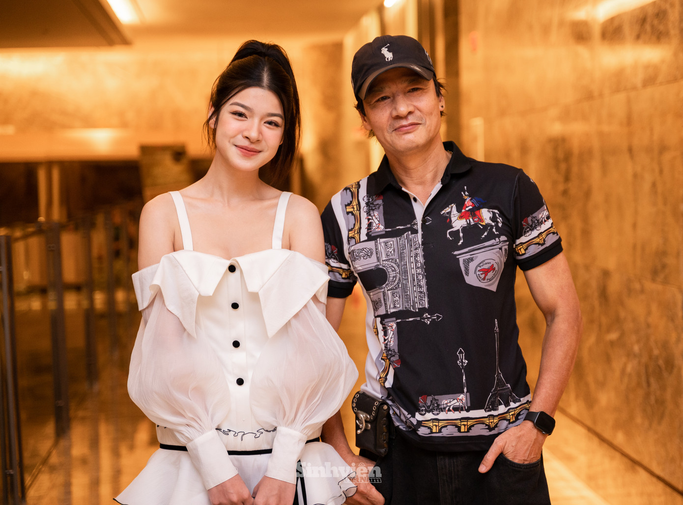 Hoài Anh cùng bố là NSƯT Võ Hoài Nam. Cô nàng chia sẻ: &quot;Mình không cảm thấy việc có bố là diễn viên, NSƯT là áp lực mà cảm thấy may mắn vì có một người thầy ngay trong nhà.&quot;