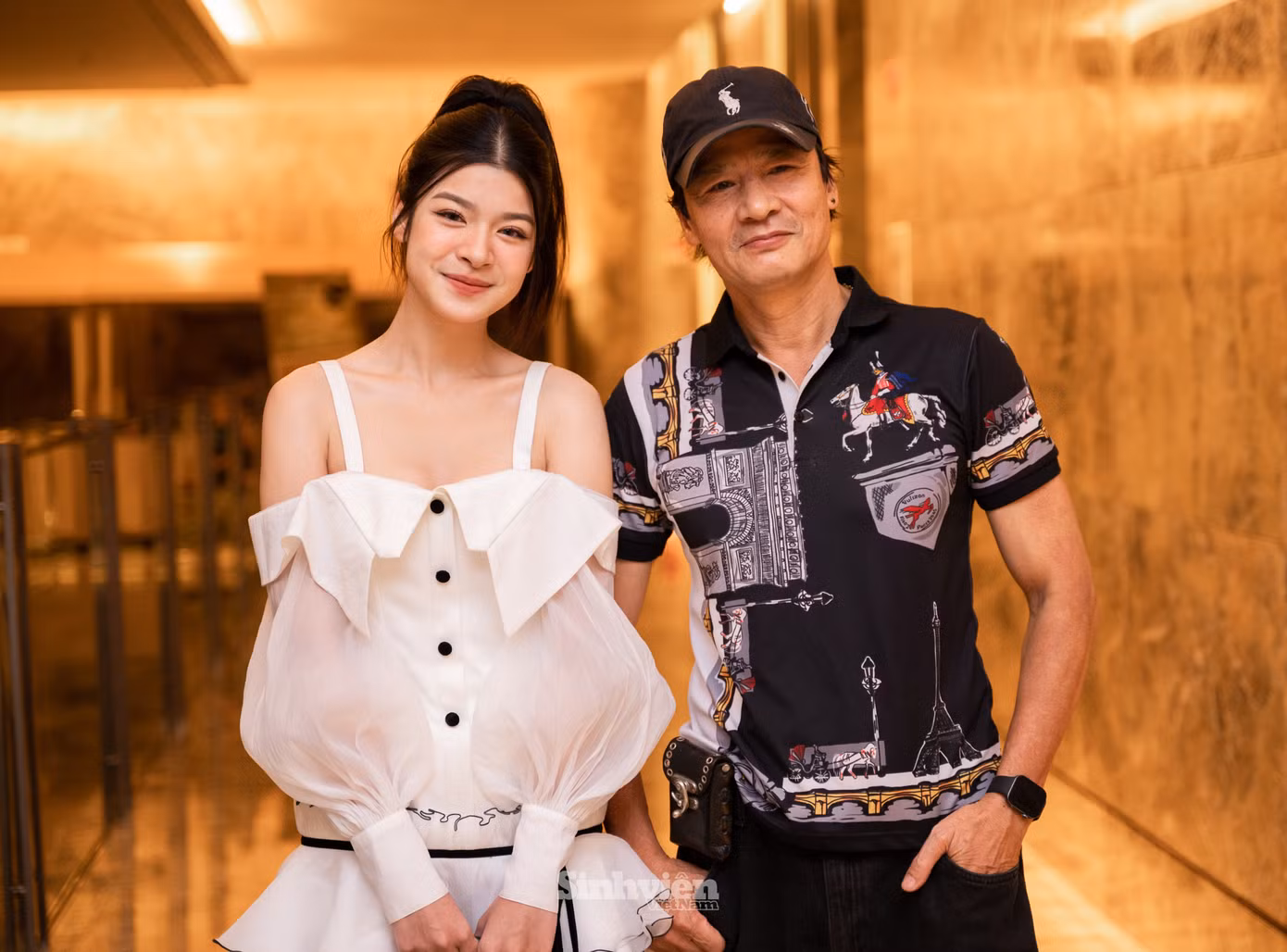 Hoài Anh cùng bố là NSƯT Võ Hoài Nam. Cô nàng chia sẻ: "Mình không cảm thấy việc có bố là diễn viên, NSƯT là áp lực mà cảm thấy may mắn vì có một người thầy ngay trong nhà."