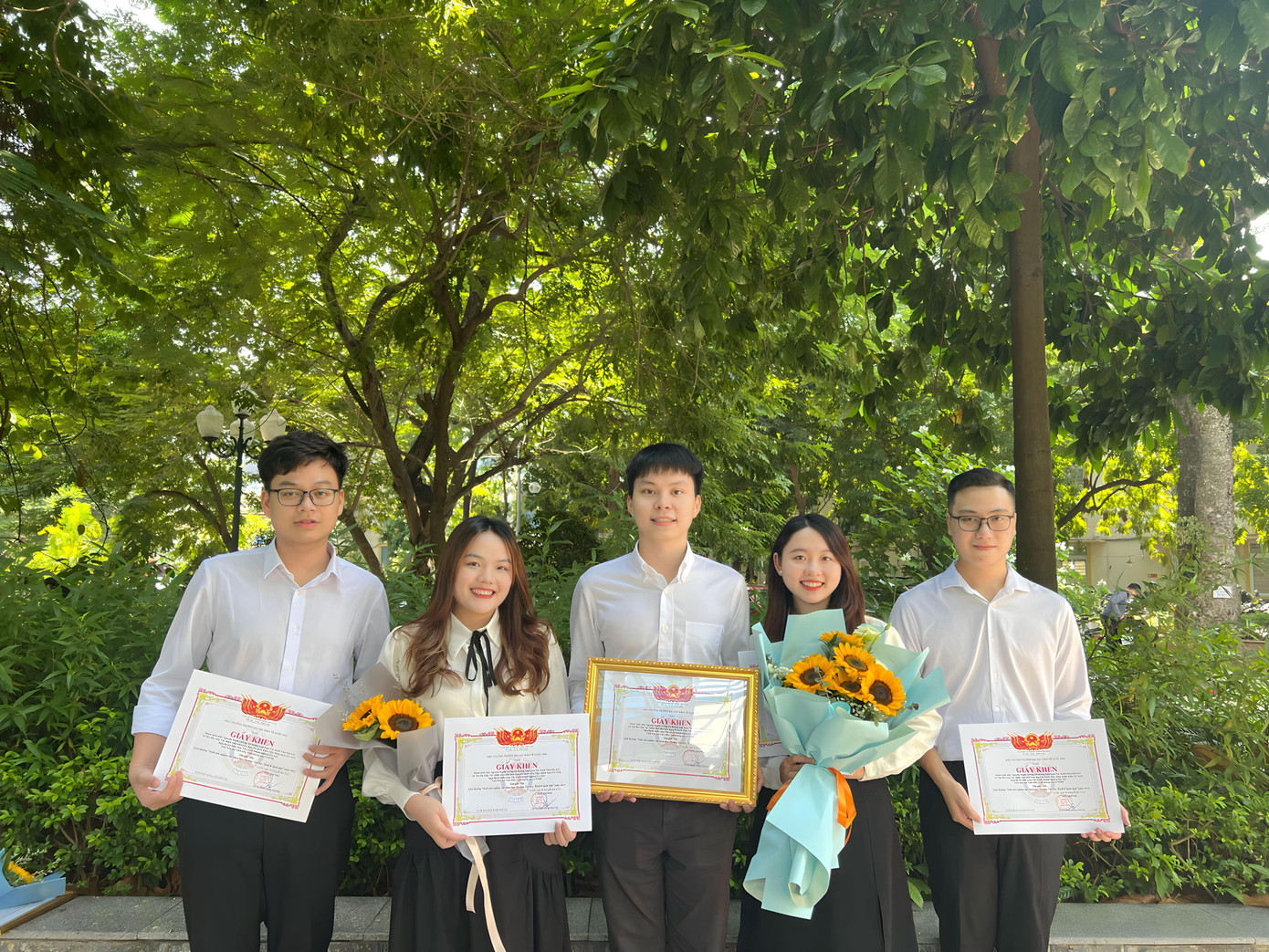 Mạnh Cường (chính giữa) là thành viên của nhiều dự án NCKH.