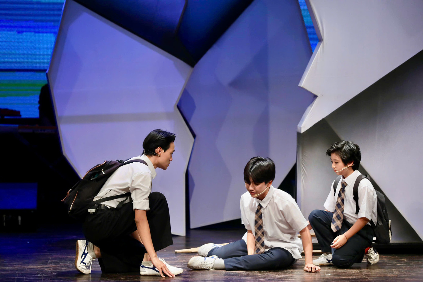 Hoàng Tùng Lâm trong vở nhạc kịch Viên đá ngũ sắc.