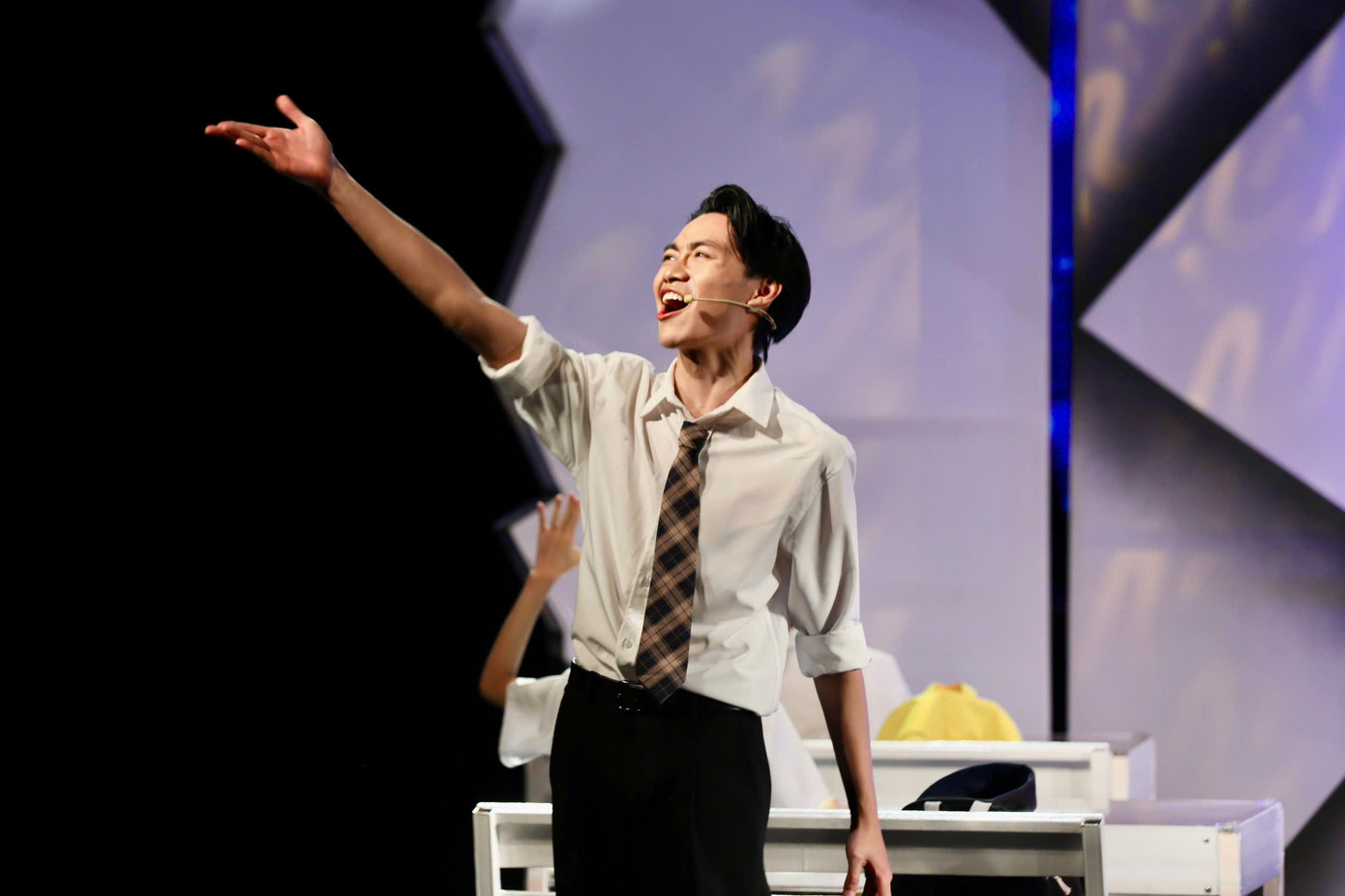 Hoàng Tùng Lâm trong vở nhạc kịch Viên đá ngũ sắc.