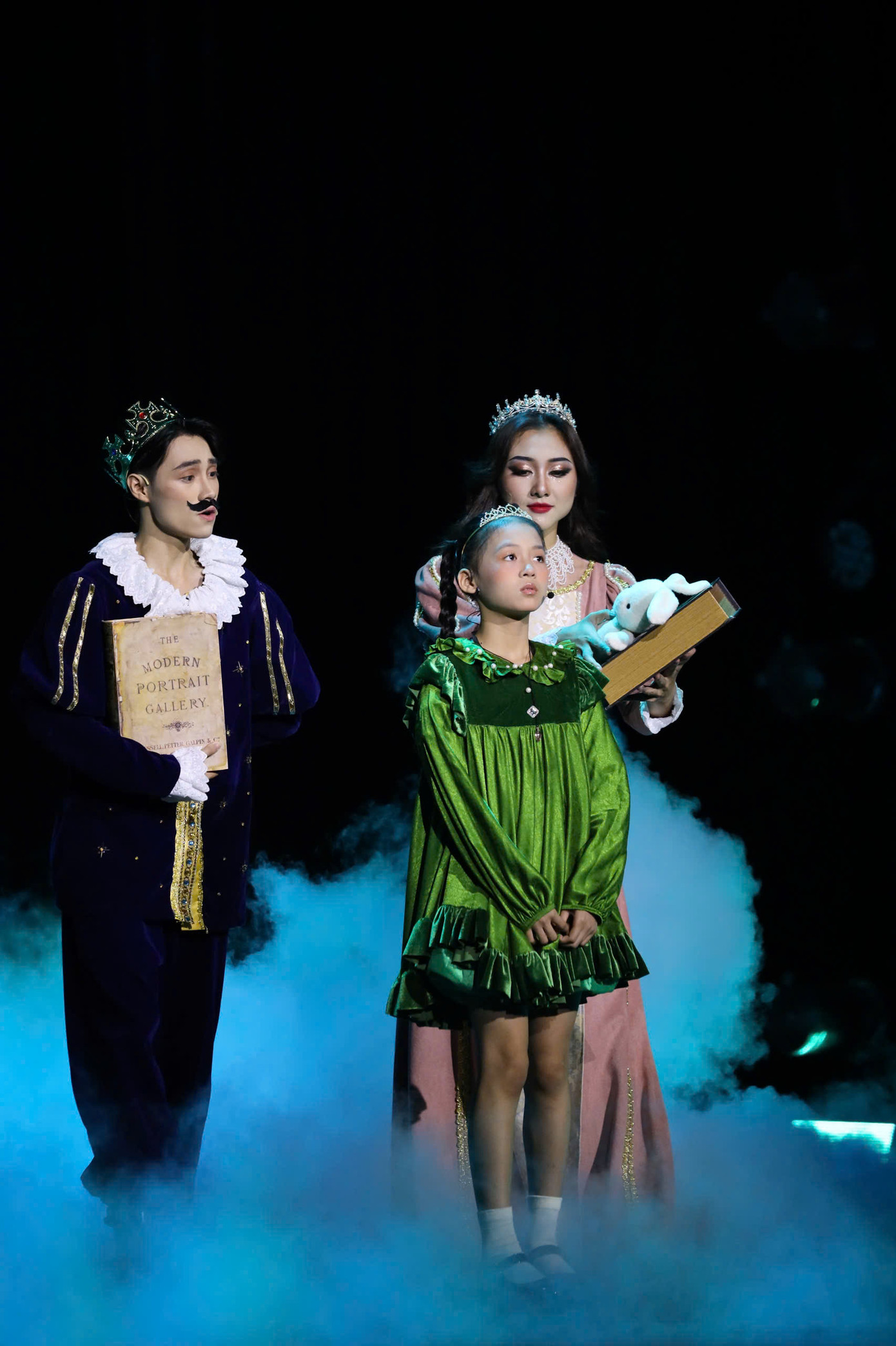 Hoàng Tùng Lâm trong vở nhạc kịch Shrek The Musical.