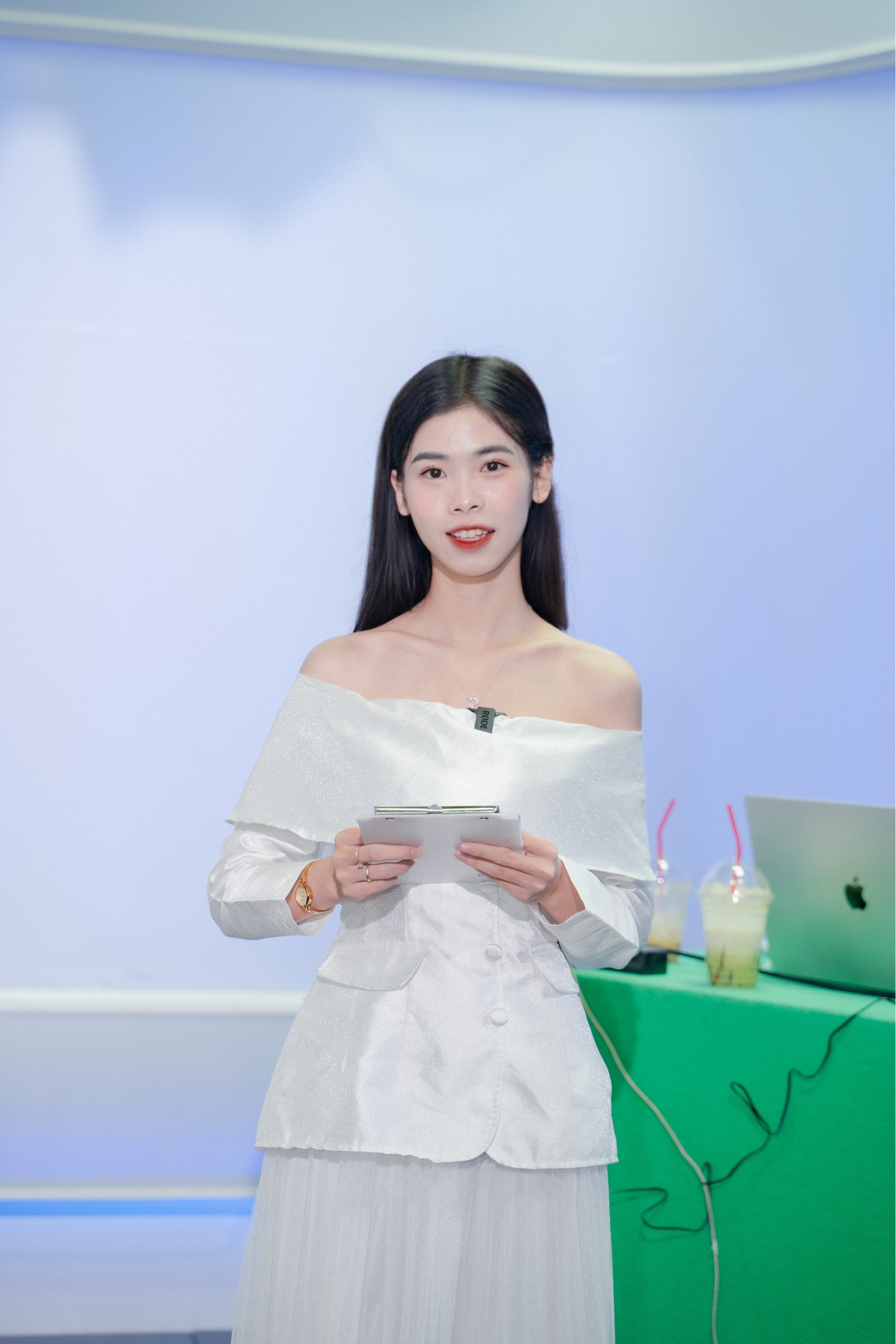 Kiều Trang dẫn chương trình tại VTVcab. Kiều Trang dẫn chương trình tại VTVcab.