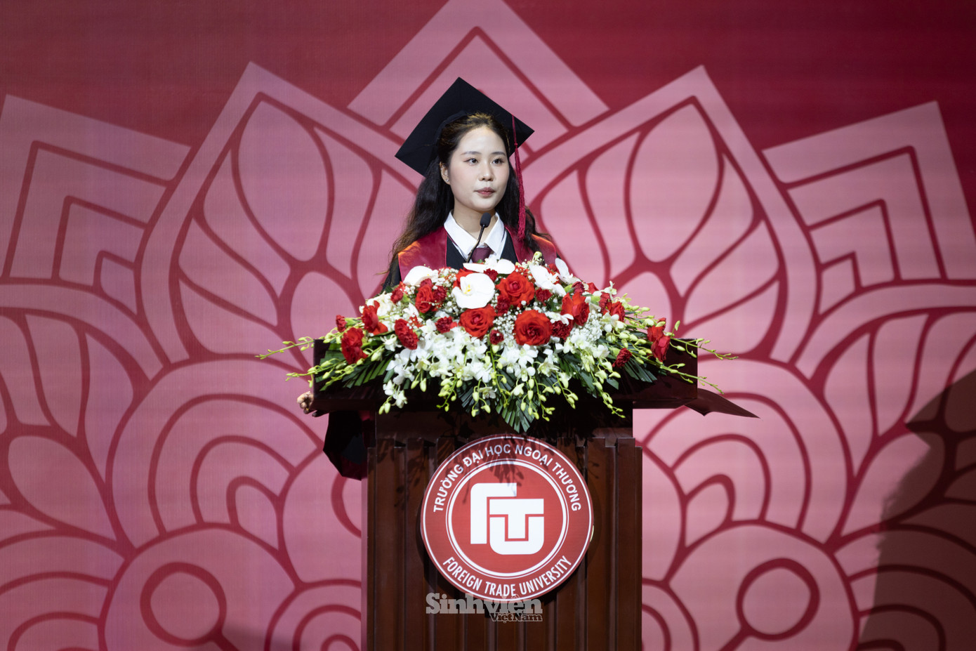 Sinh viên xuất sắc Nguyễn Khánh Linh (GPA 4.0/4.0) đại diện hơn 2000 sinh viên chia sẻ cảm xúc tại lễ tốt nghiệp và gửi lời tri ân tới thầy cô và gia đình tại buổi lễ. Khánh Linh là thủ khoa Chương trình Logistics và Quản lý chuỗi cung ứng định hướng nghề nghiệp quốc tế.