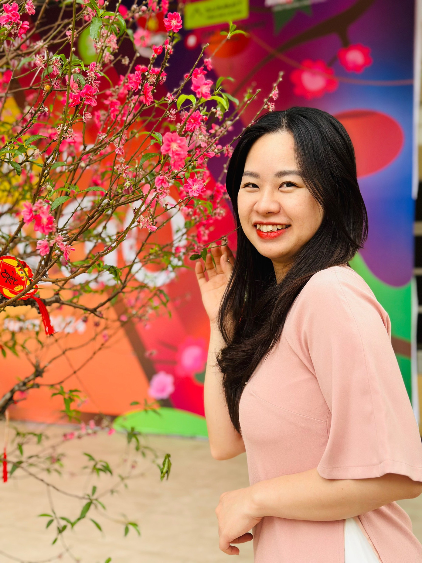 Cô Nguyễn Lê Kim Ngân chia sẻ: "Mặc dù đề thi khá quen thuộc với các bạn thí sinh nhưng một số câu hỏi vẫn xuất hiện trường hợp “bẫy” khiến thí sinh nhầm lẫn giữa các đáp án. Ví dụ như câu "inference" hoặc "not true" trong bài đọc hiểu và câu "Collocation" (Câu 25) sẽ làm cho sĩ tử có chút hoang mang trong quá trình lựa chọn đáp án chính xác nhất. Thí sinh dễ dàng đạt mức 8.6 trở lên hoặc thậm chí 9+, tuy nhiên điểm 10 tuyệt đối chắc chắn không nhiều.”