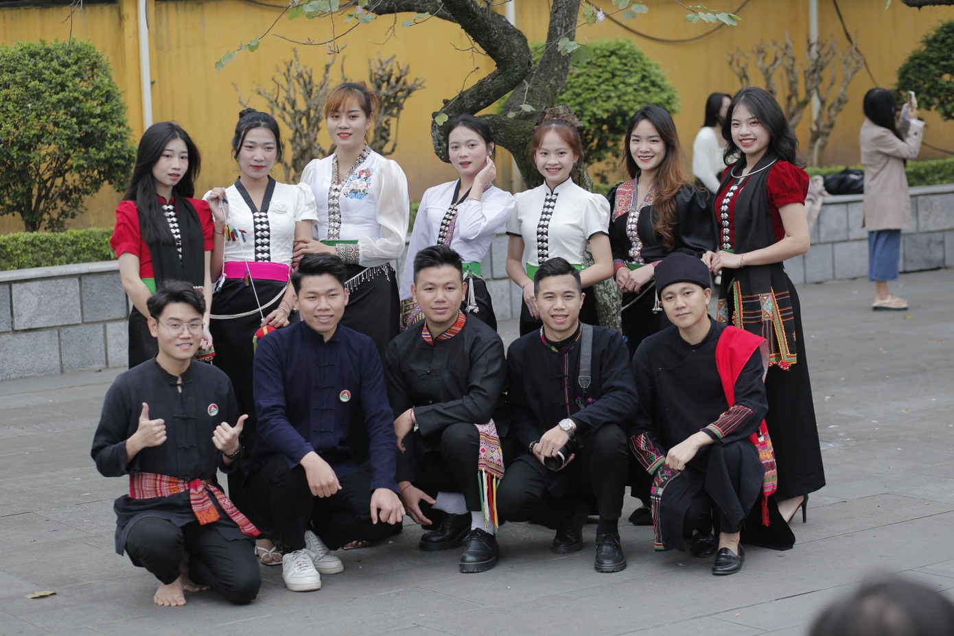 Các bạn trẻ diện trang phục truyền thống chụp ảnh bên hoa ban. Các bạn trẻ diện trang phục truyền thống chụp ảnh bên hoa ban.