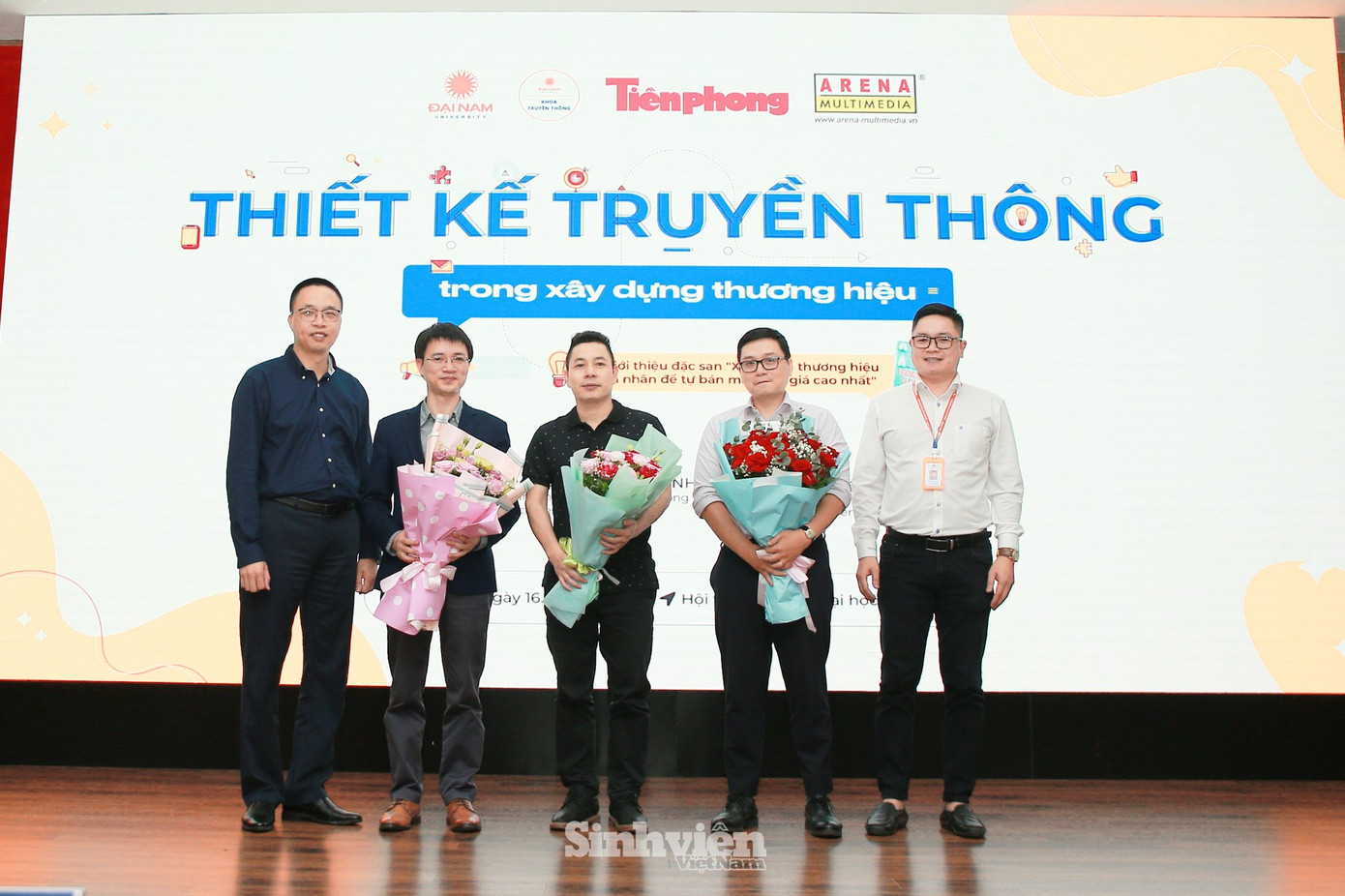 Ths. Đinh Quang Hùng (ngoài cùng bên trái) – Phó Hiệu trưởng Trường Đại học Đại Nam và TS Trần Văn Lệ - Trưởng khoa Truyền thông Trường Đại học Đại Nam tặng hoa cảm ơn các diễn giả và đại diện các đơn vị tổ chức.