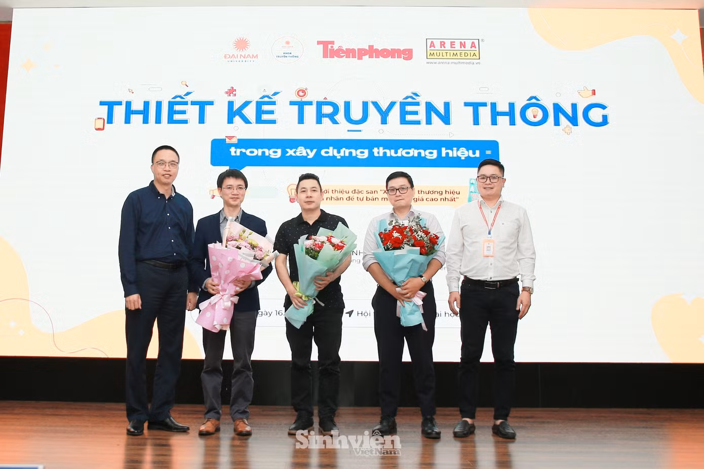 Ths. Đinh Quang Hùng (ngoài cùng bên trái) – Phó Hiệu trưởng Trường Đại học Đại Nam và TS Trần Văn Lệ - Trưởng khoa Truyền thông Trường Đại học Đại Nam tặng hoa cảm ơn các diễn giả và đại diện các đơn vị tổ chức.