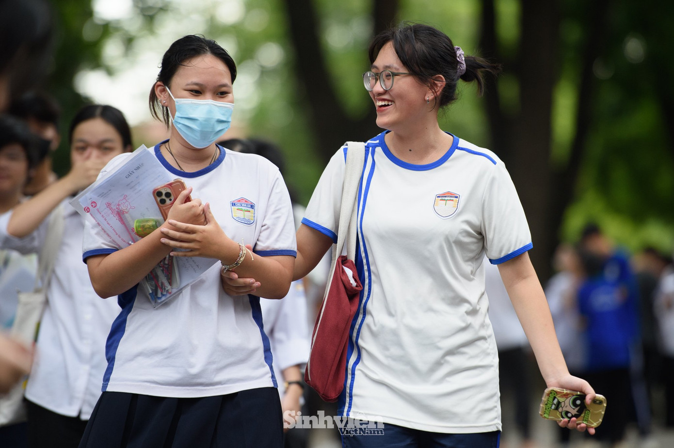 Kết thúc môn Tiếng Anh, nhiều sĩ tử xuất hiện rạng rỡ với nụ cười. (Ghi nhận tại điểm thi Trường THPT Chu Văn An - Hà Nội)