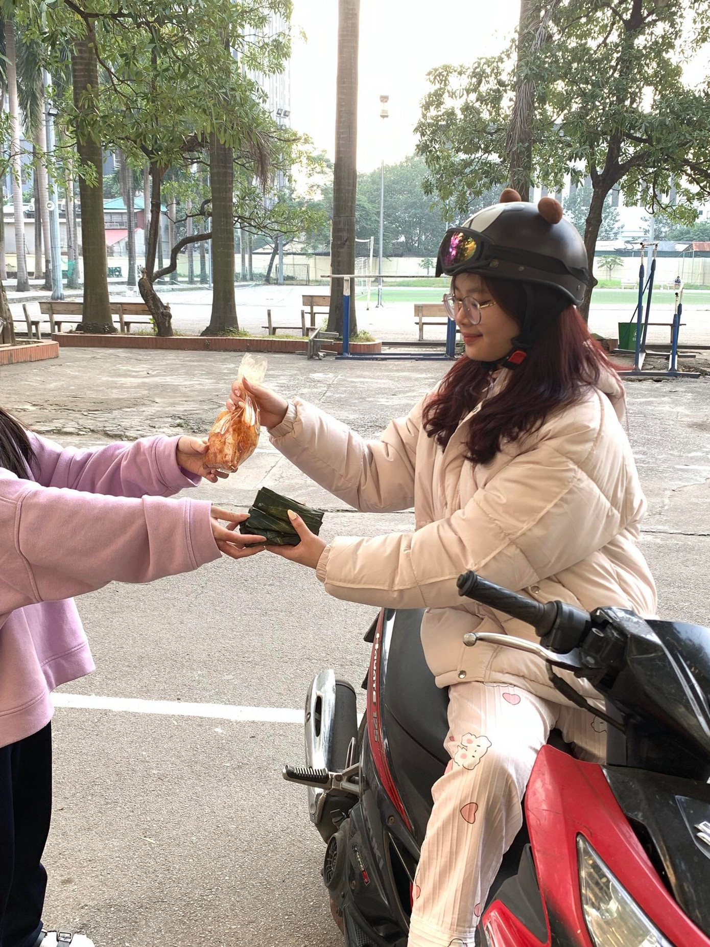 Các đội viên của Đội Sinh viên tình nguyện Nghệ An tại AJC có mặt ở mọi nơi để gửi những món ăn đến tận tay khách hàng. Các đội viên của Đội Sinh viên tình nguyện Nghệ An tại AJC có mặt ở mọi nơi để gửi những món ăn đến tận tay khách hàng.