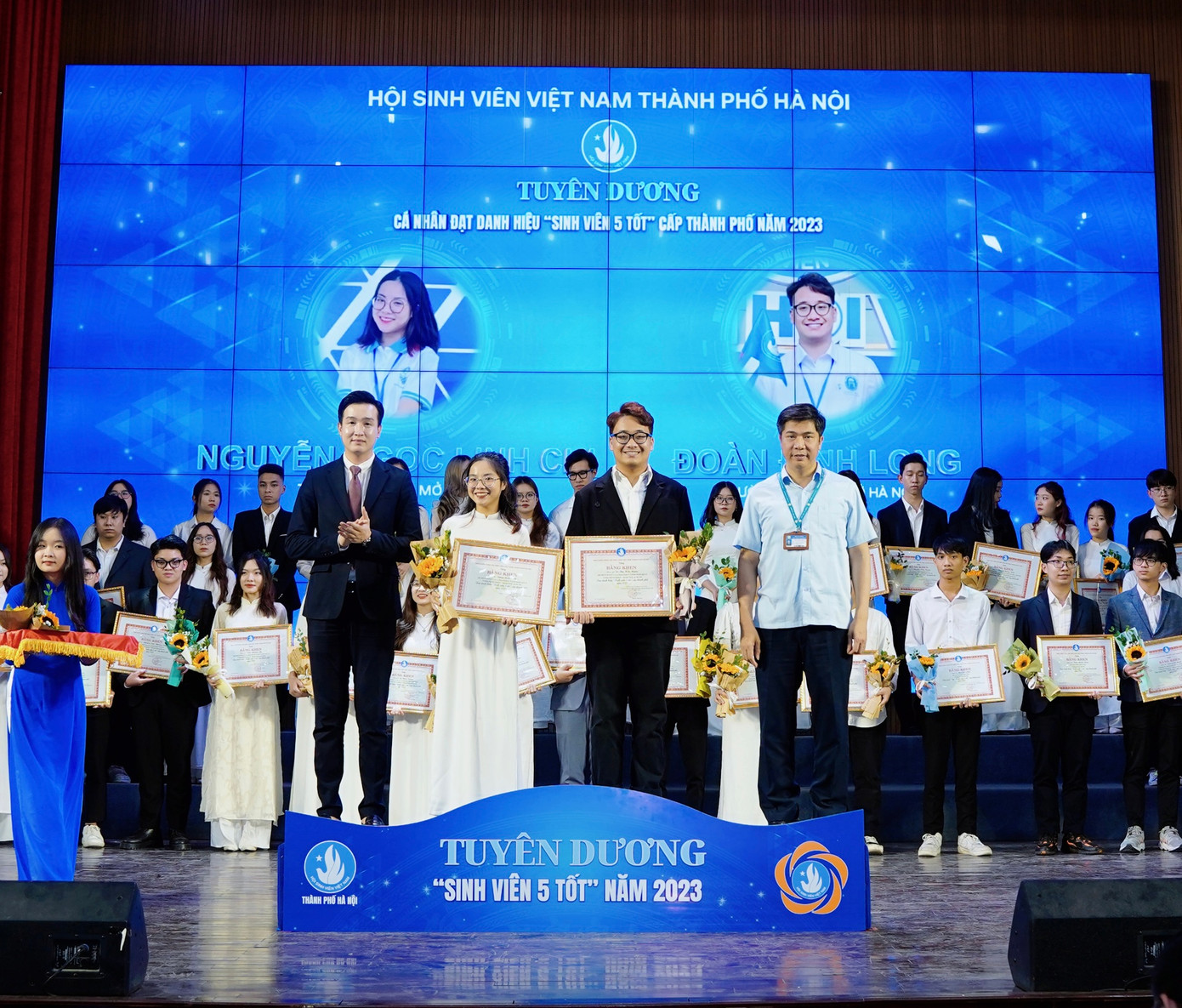 Đình Long được vinh danh tuyên dương danh hiệu "Sinh viên 5 tốt cấp Thành phố năm 2023". Đình Long được vinh danh tuyên dương danh hiệu "Sinh viên 5 tốt cấp Thành phố năm 2023".