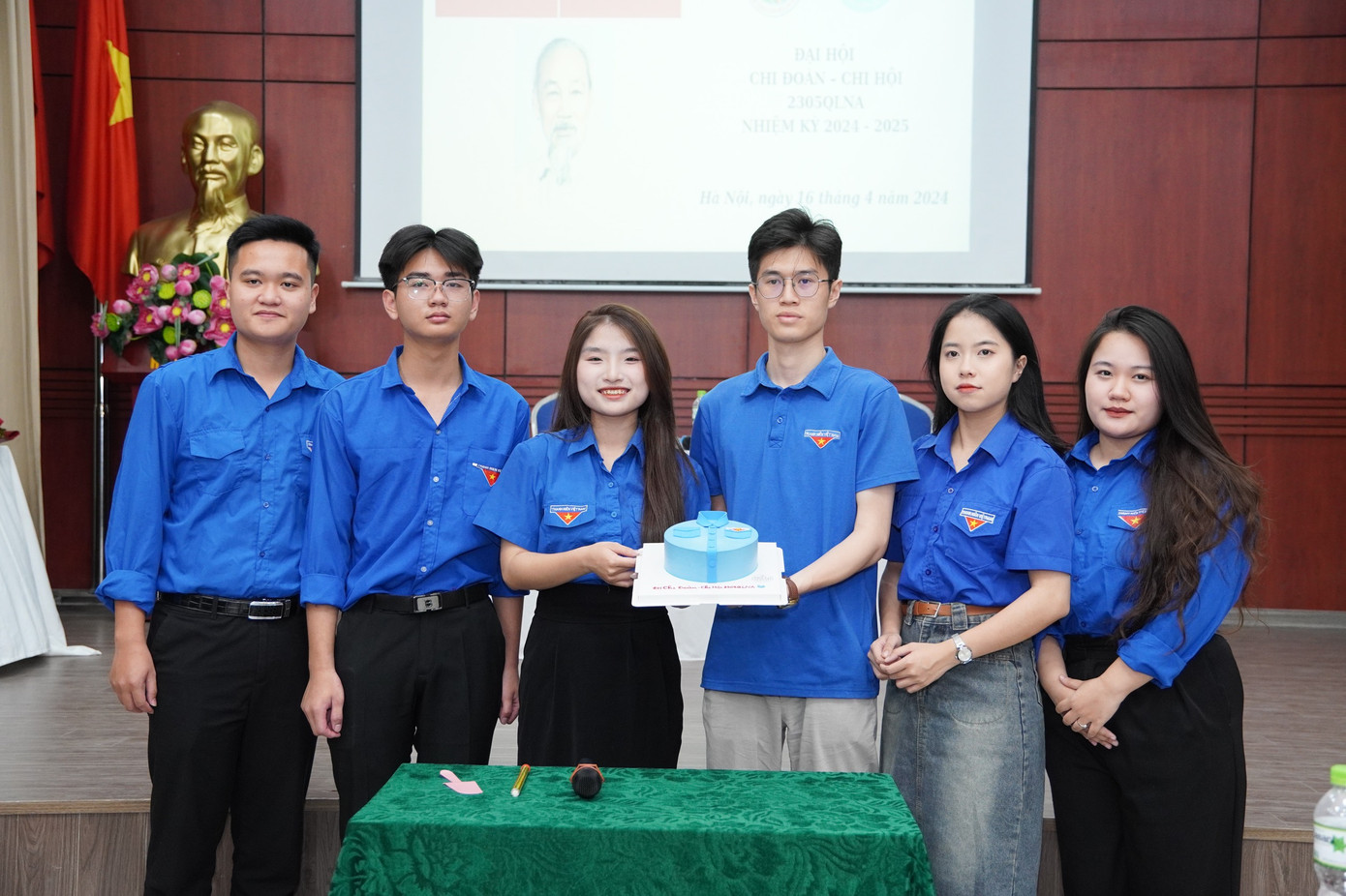 Khánh Linh chụp ảnh cùng với Bí thư Liên chi Đoàn Khoa Hành chính học cùng Ban Chấp hành Chi đoàn nhiệm kỳ 2023 - 2024. Khánh Linh chụp ảnh cùng với Bí thư Liên chi Đoàn Khoa Hành chính học cùng Ban Chấp hành Chi đoàn nhiệm kỳ 2023 - 2024.