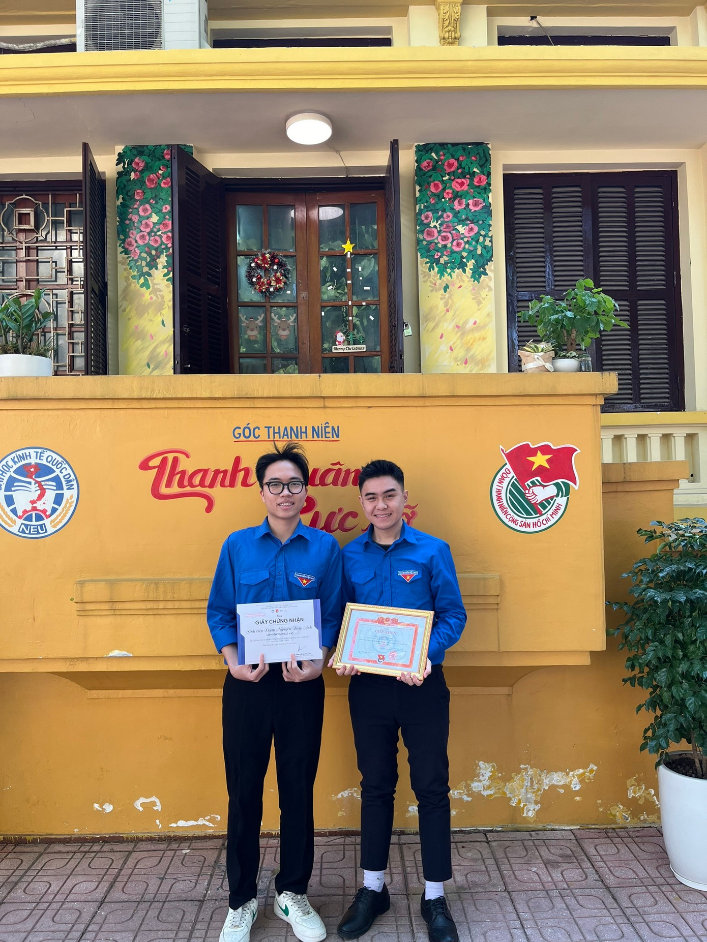 Tuấn Anh (trái) nhận được nhiều khen thưởng và ghi nhận tới từ Ban lãnh đạo nhà trường.