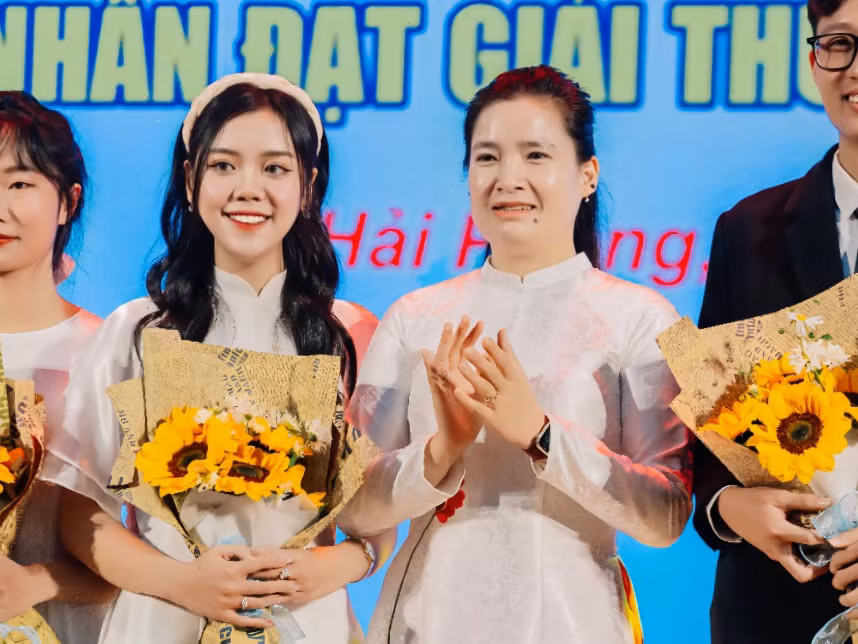 Đồng chí Vương Toàn Thu Thuỷ (phải), Bí thư Thành Đoàn Hải Phòng và Hải Anh tại Lễ tuyên dương Sinh viên 5 tốt năm 2023 của thành phố Hải Phòng.