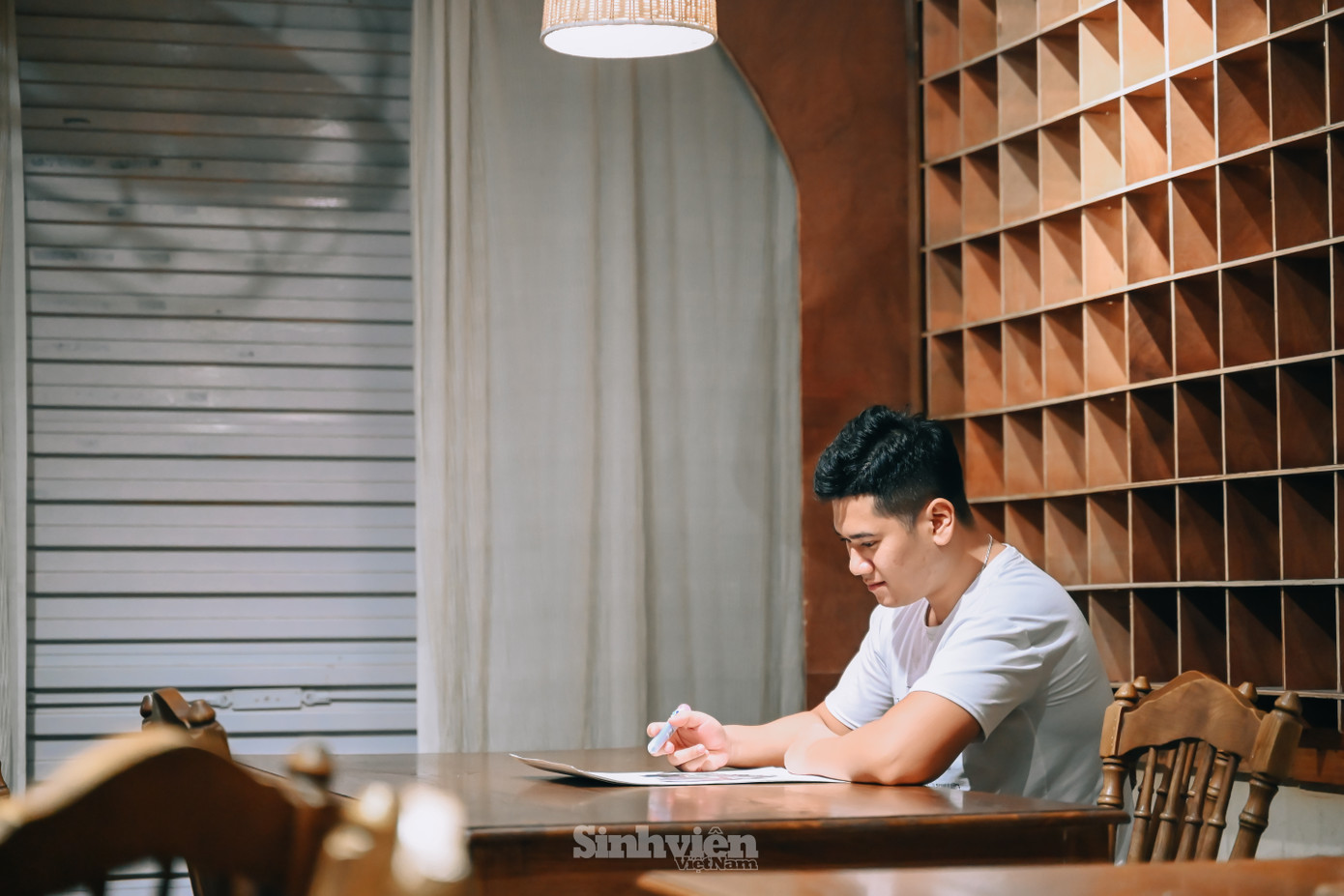 Anh Luận chia sẻ: "Cho đến nay, mình vẫn đi con đường riêng khi vẽ tranh phong cảnh, đời sống bằng bút bi. Sự kiên trì, tỉ mỉ có lẽ là thách thức với nhiều bạn trẻ muốn theo tranh bút bi còn với mình, đó là thế mạnh, càng chi tiết mình càng có cảm hứng.".