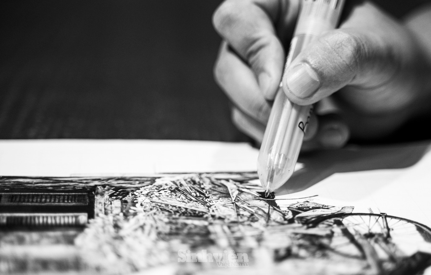 Với anh Luận, một lần vẽ là một lần tự học. Hơn 6 năm qua, anh tự tìm tòi, nghiên cứu cách phối màu, đi nét và hoàn thiện các kỹ năng vẽ tranh bút bi. Anh Luận tâm sự: "Mình thích vẽ mà lại ưa sạch sẽ, bút bi đáp ứng được nhu cầu của mình. Mình tự học cách phối màu, học cách kiểm soát lực tay để thể hiện các sắc độ, tương phản và phải đi tìm những loại bút phù hợp... Rất hiếm người vẽ phong cảnh bằng bút bi nên mọi thứ mình phải tự học."